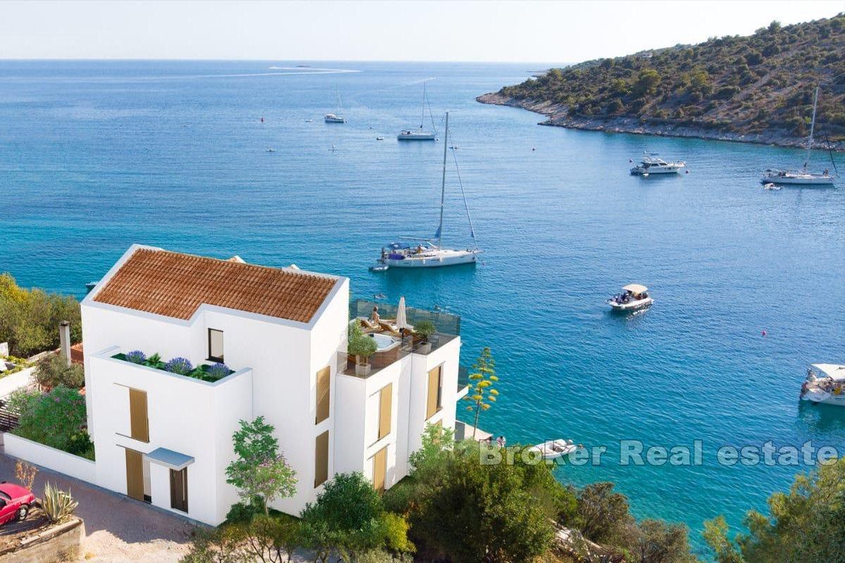 Maison d'appartements au premier rang de la mer
