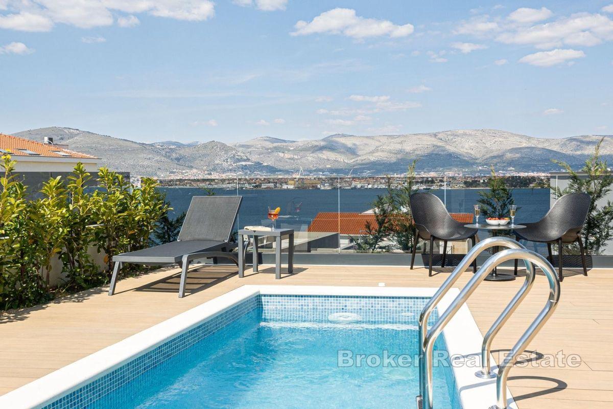 Modern villa med pool och havsutsikt