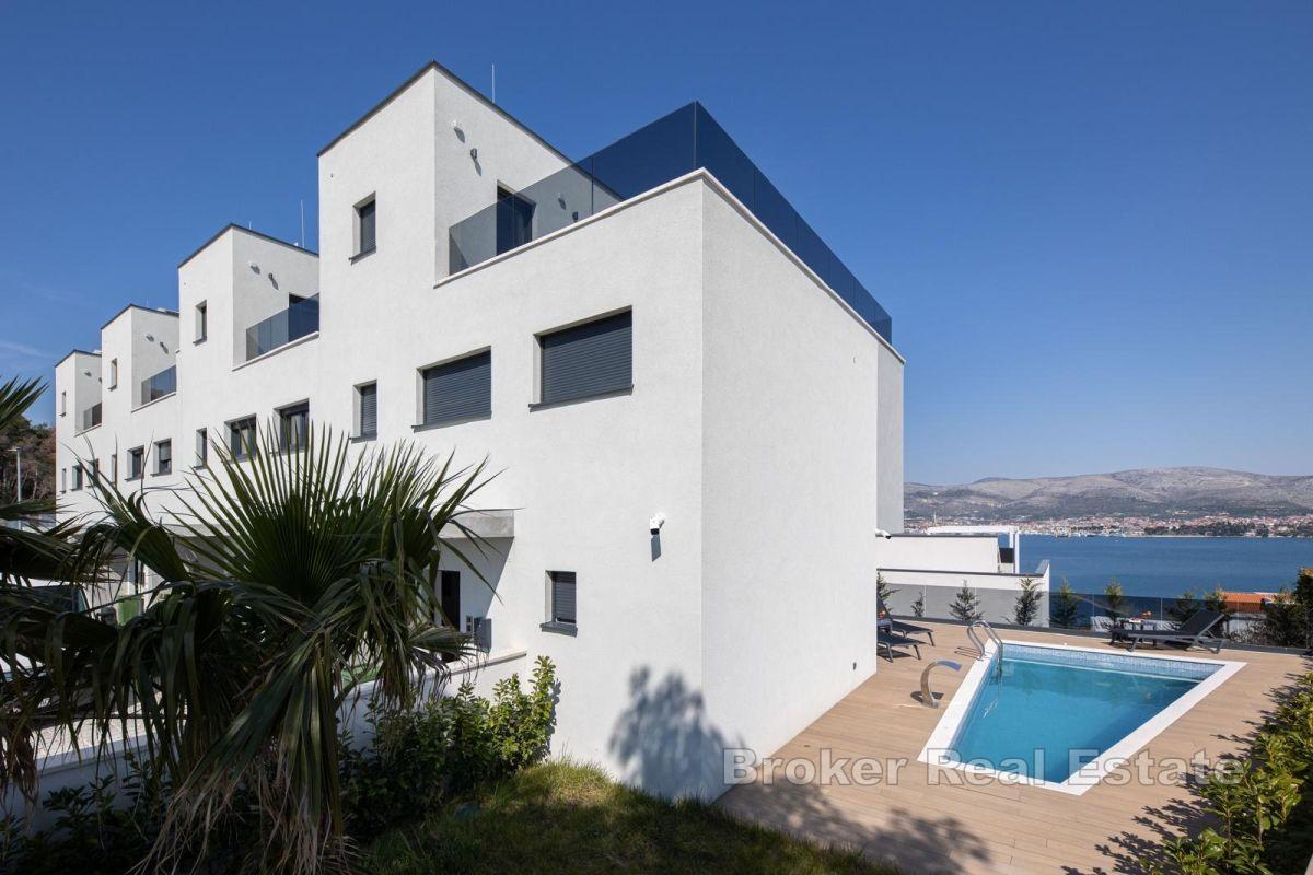 Modern villa med pool och havsutsikt