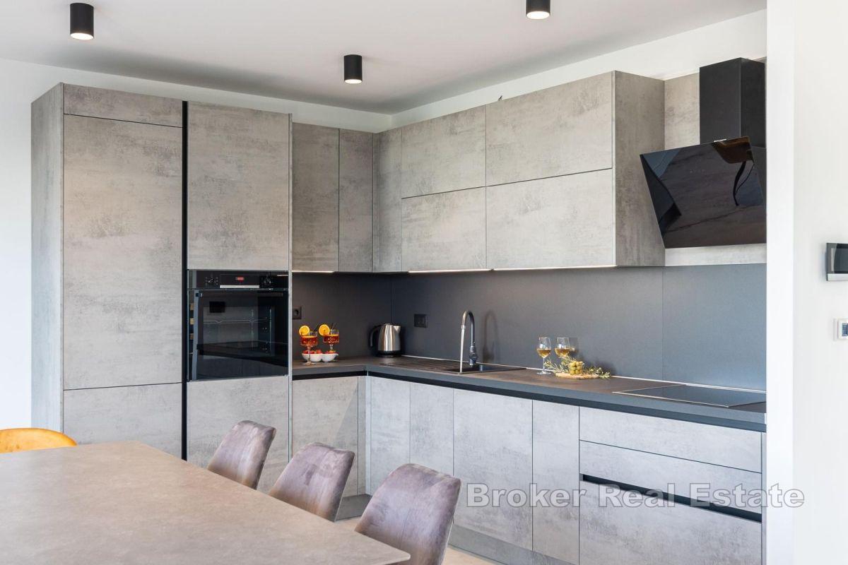 Moderne Villa mit Pool und Meerblick