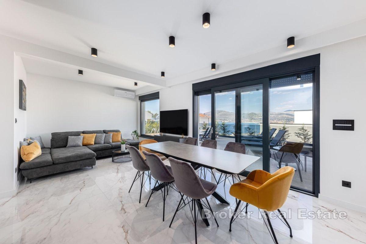 Modern villa med pool och havsutsikt