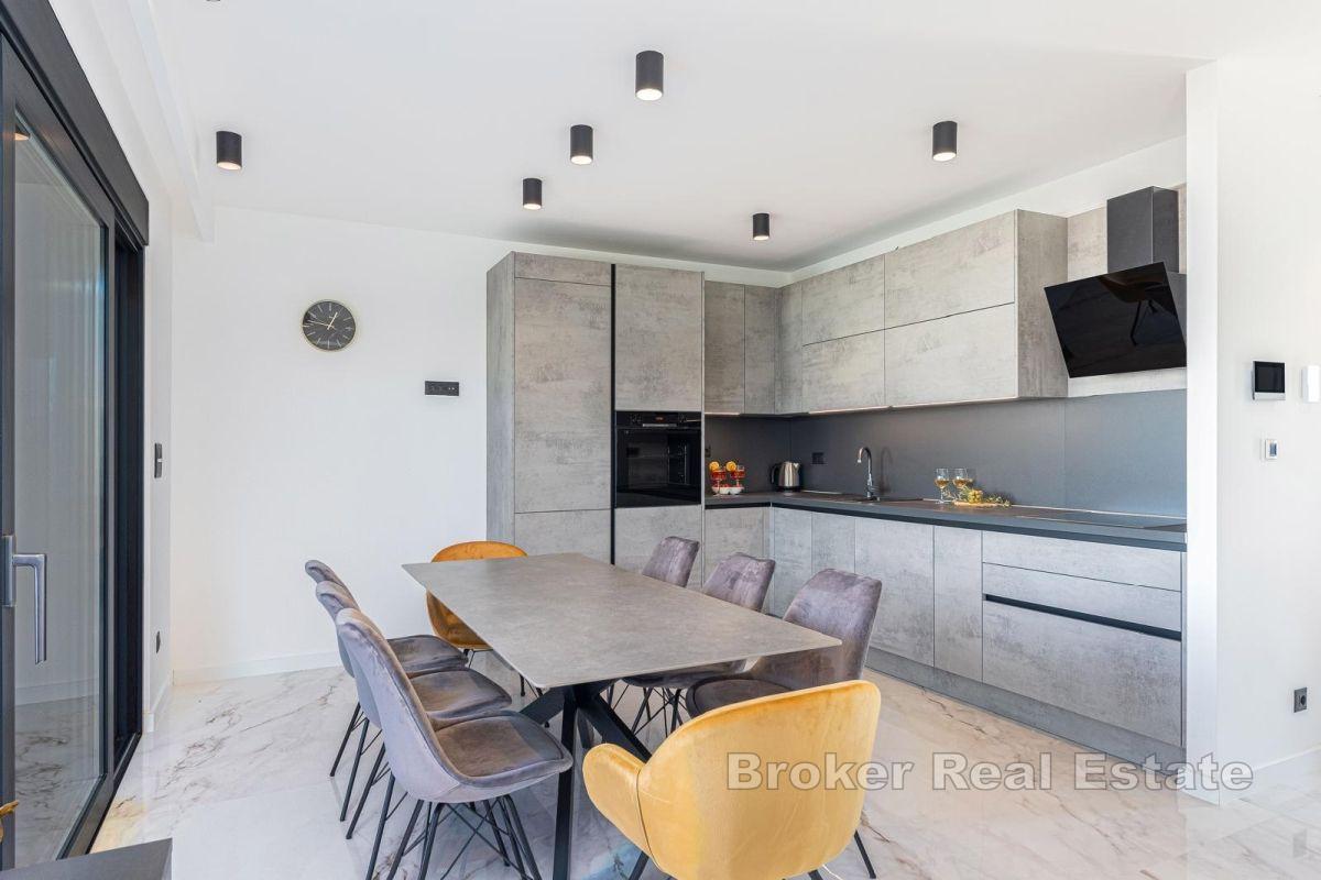 Moderne Villa mit Pool und Meerblick