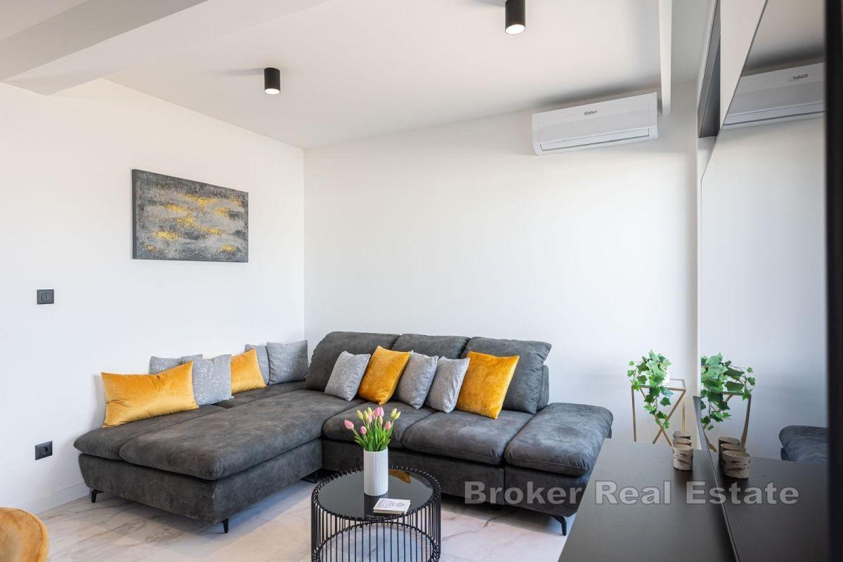 Современная вилла с бассейном и видом на море