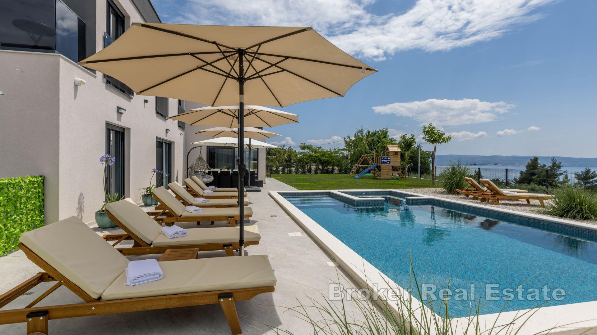 Modern villa med panoramautsikt över havet