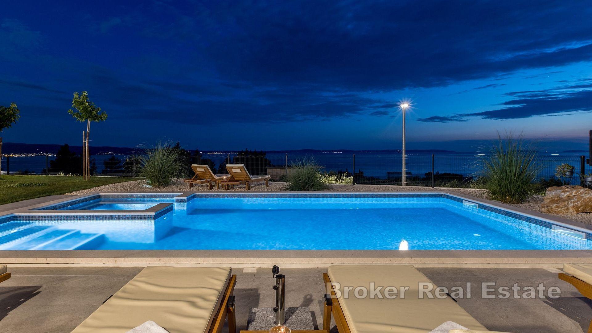 Modern villa med panoramautsikt över havet