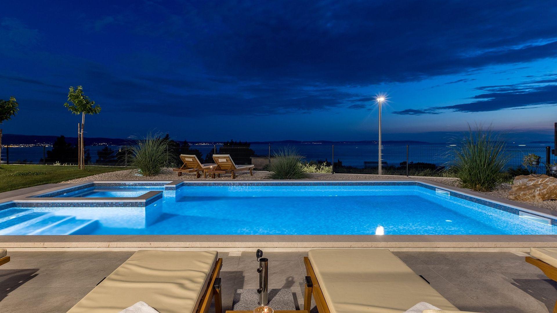 Moderne villa med panoramautsikt over sjøen