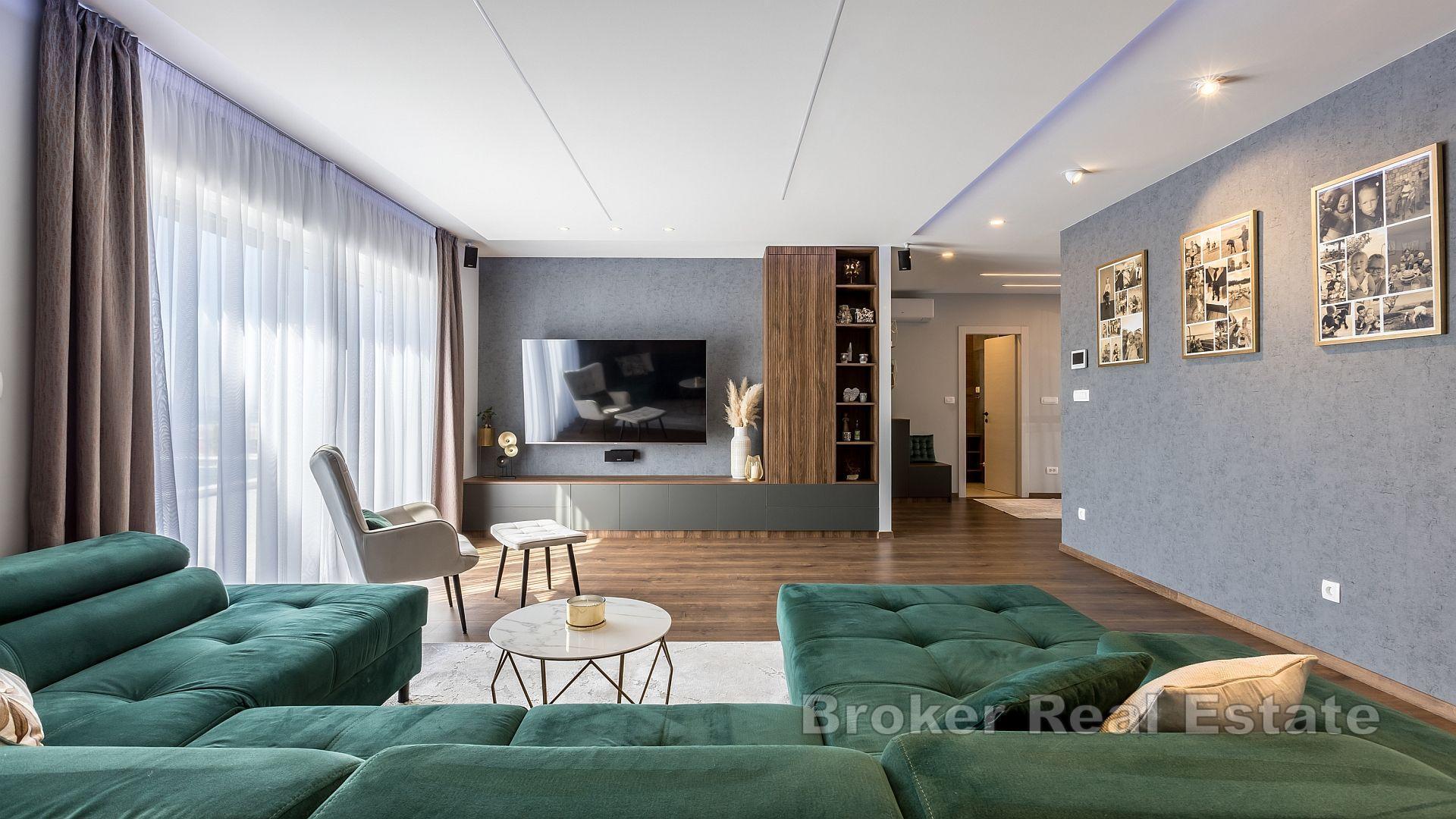 Modern villa med panoramautsikt över havet