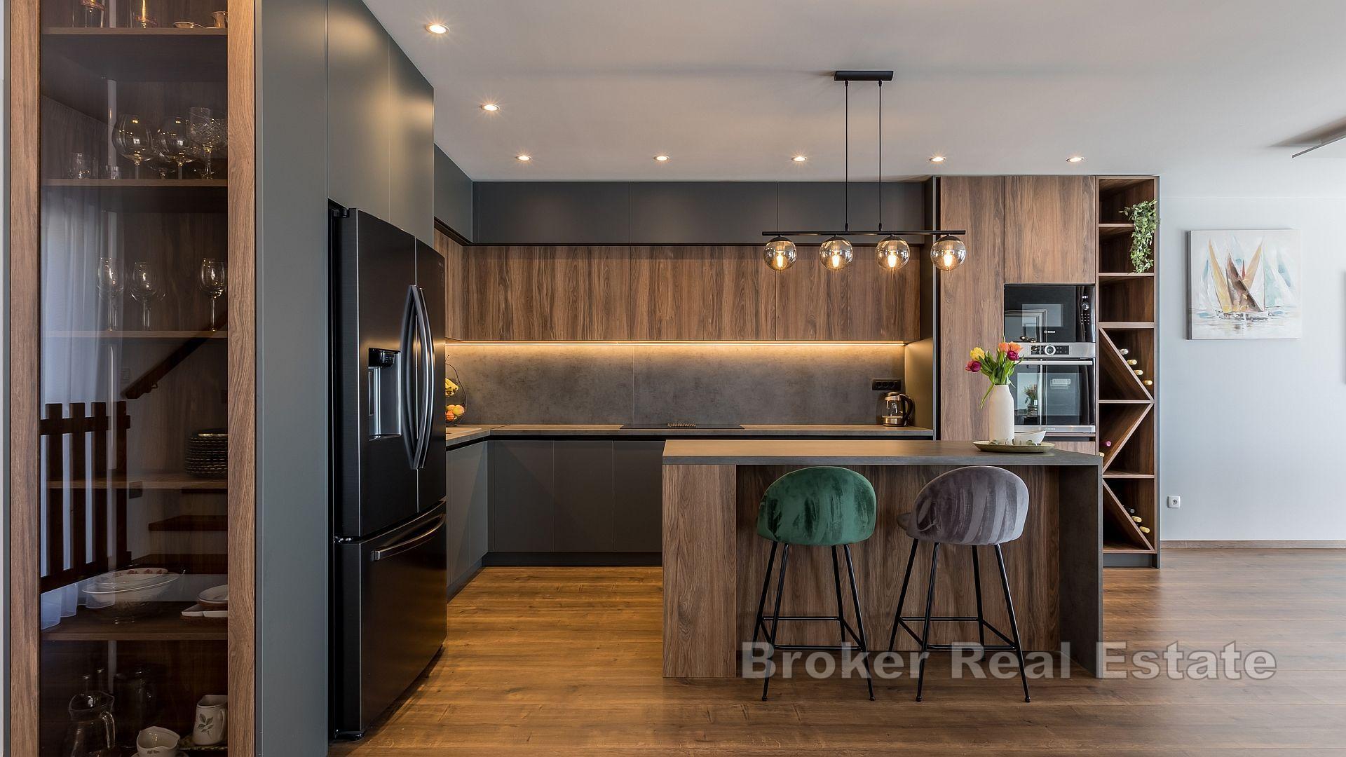 Moderna vila s panoramskim pogledom na more