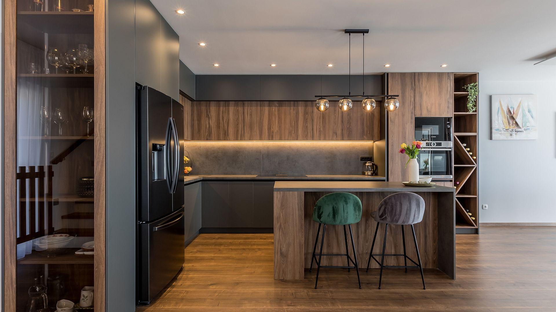 Moderne villa med panoramautsikt over sjøen