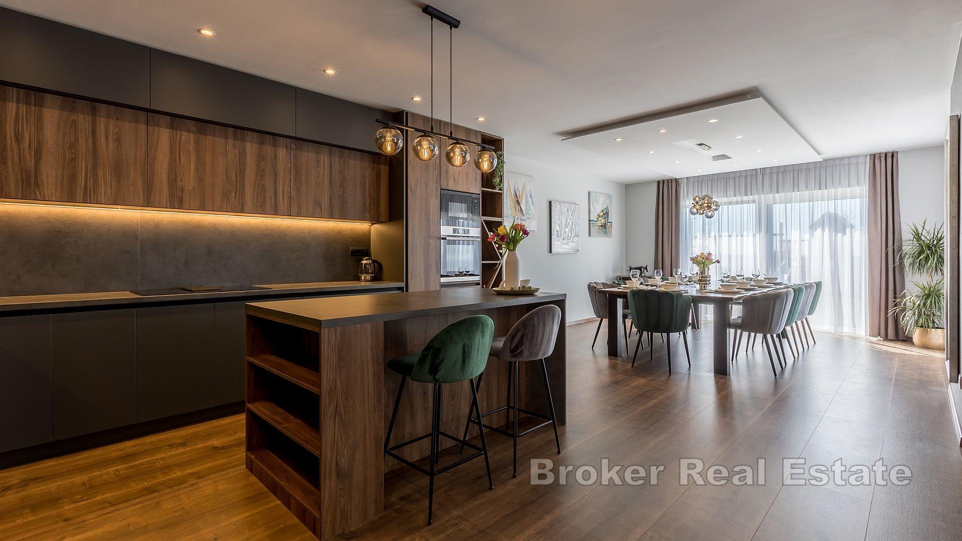 Modern villa med panoramautsikt över havet