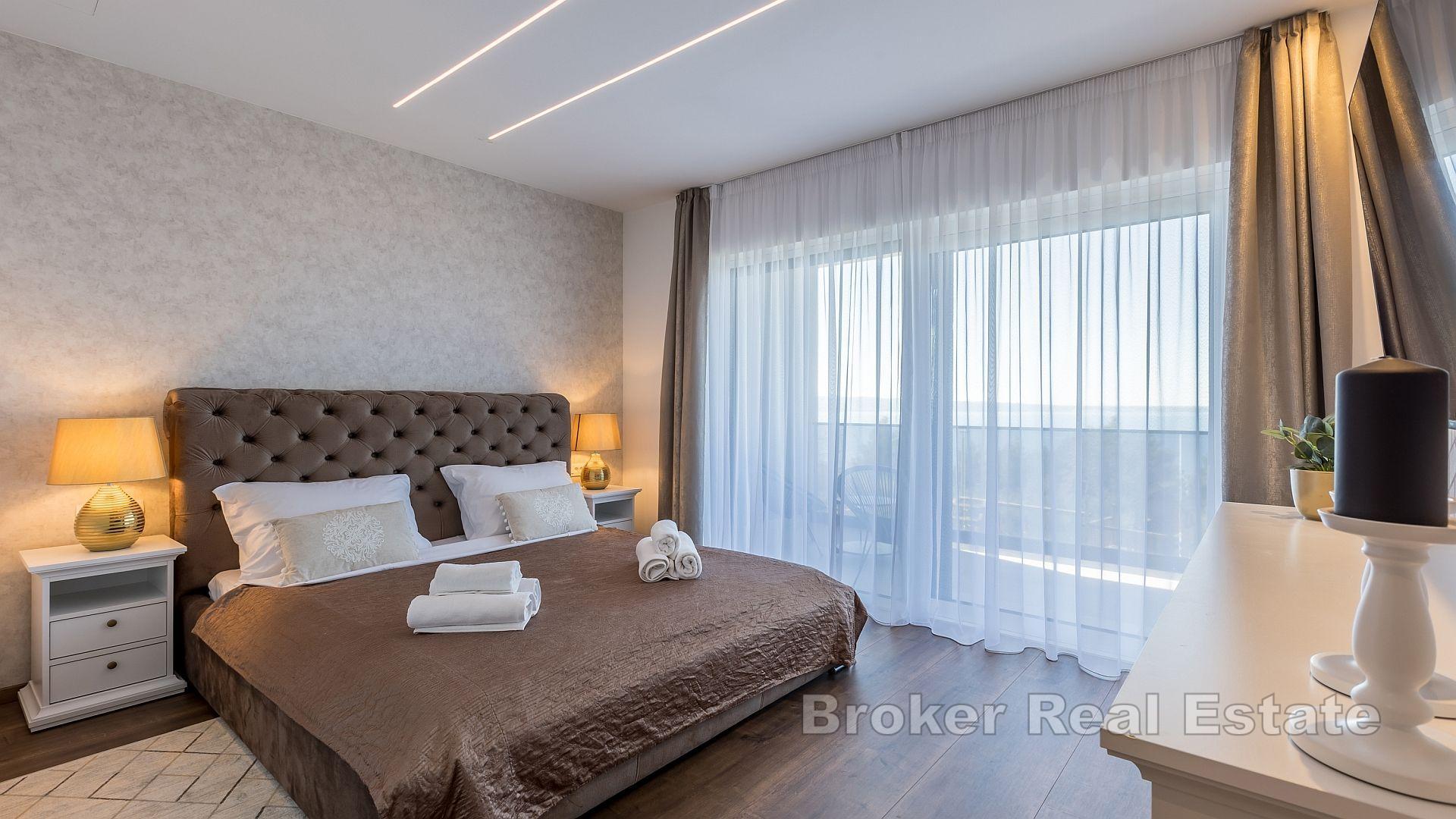 Modern villa med panoramautsikt över havet