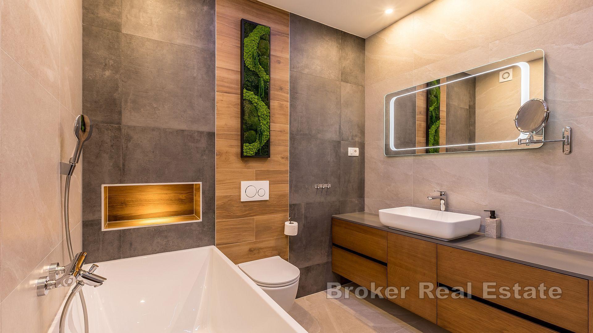 Modern villa med panoramautsikt över havet