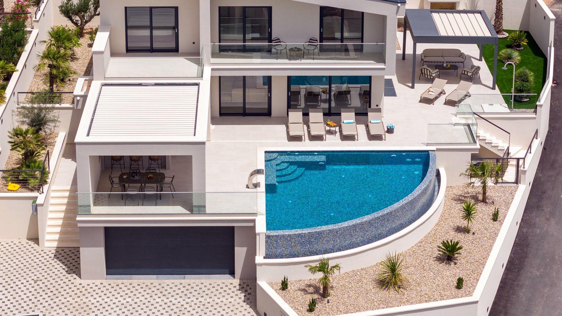 Villa de luxe de construction récente avec vue sur la mer