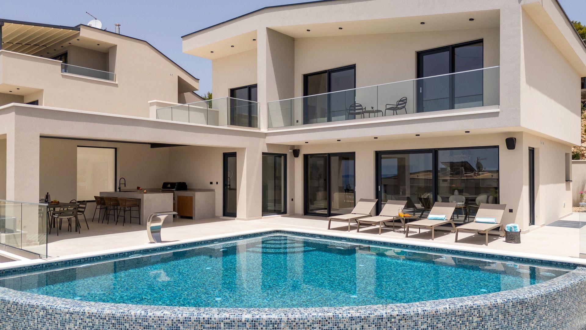 Villa de luxe de construction récente avec vue sur la mer