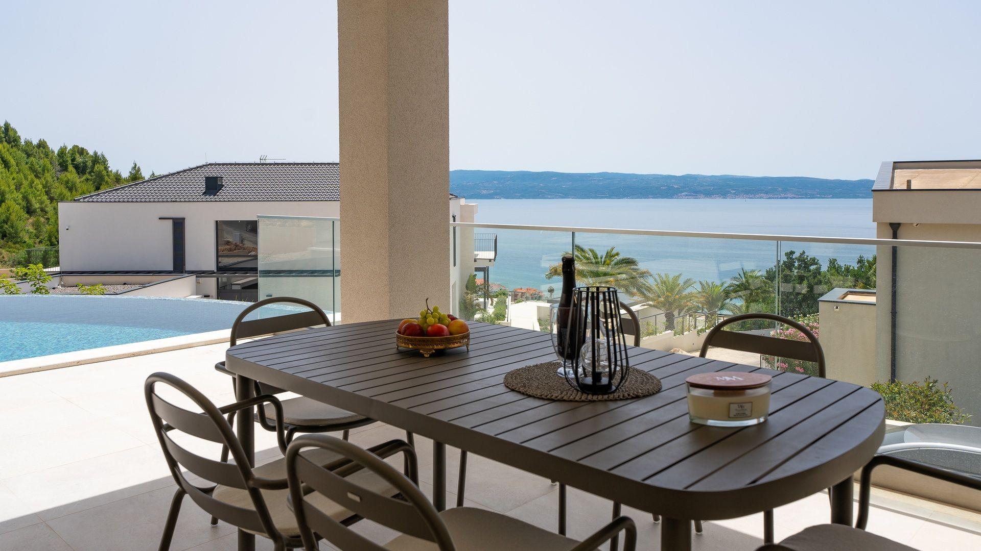 Villa de luxe de construction récente avec vue sur la mer