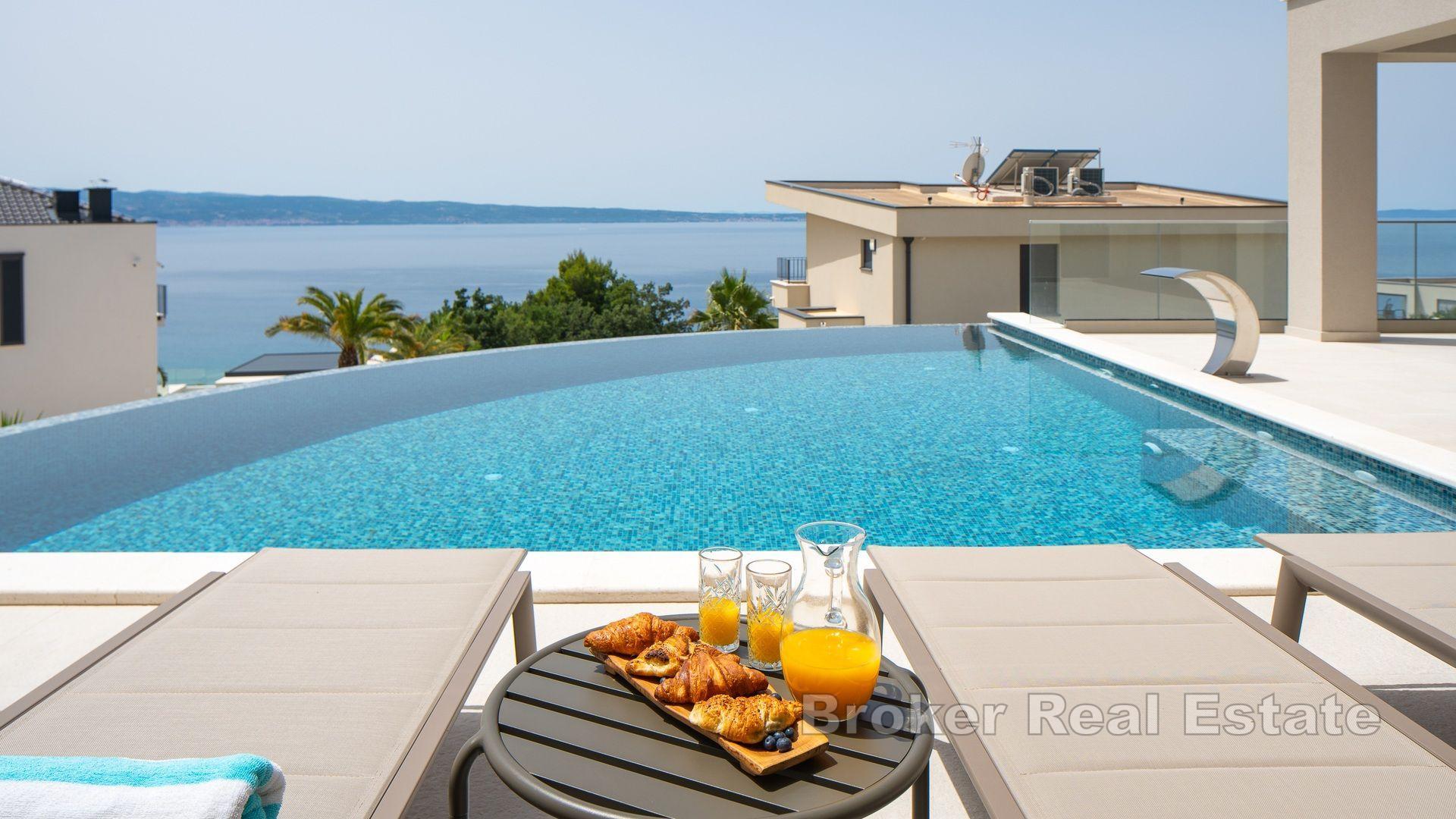 Villa de luxe de construction récente avec vue sur la mer