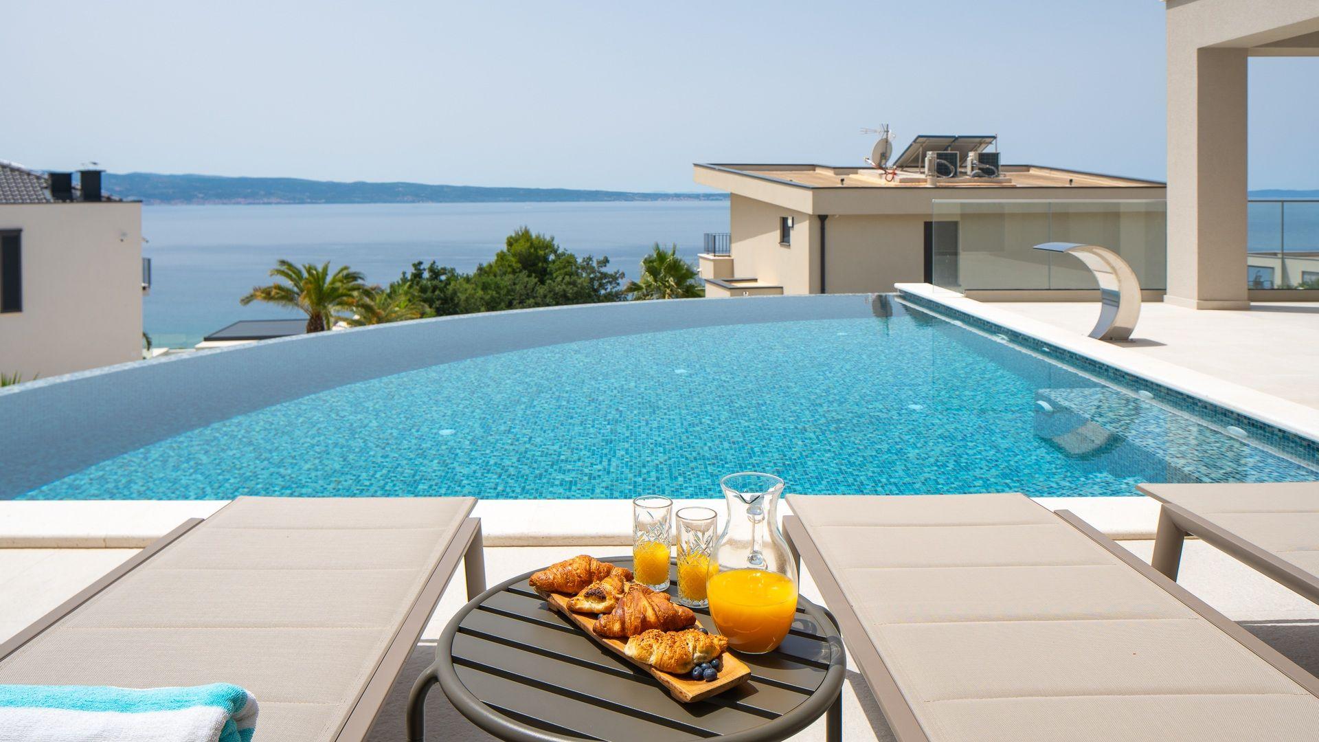 Villa de luxe de construction récente avec vue sur la mer