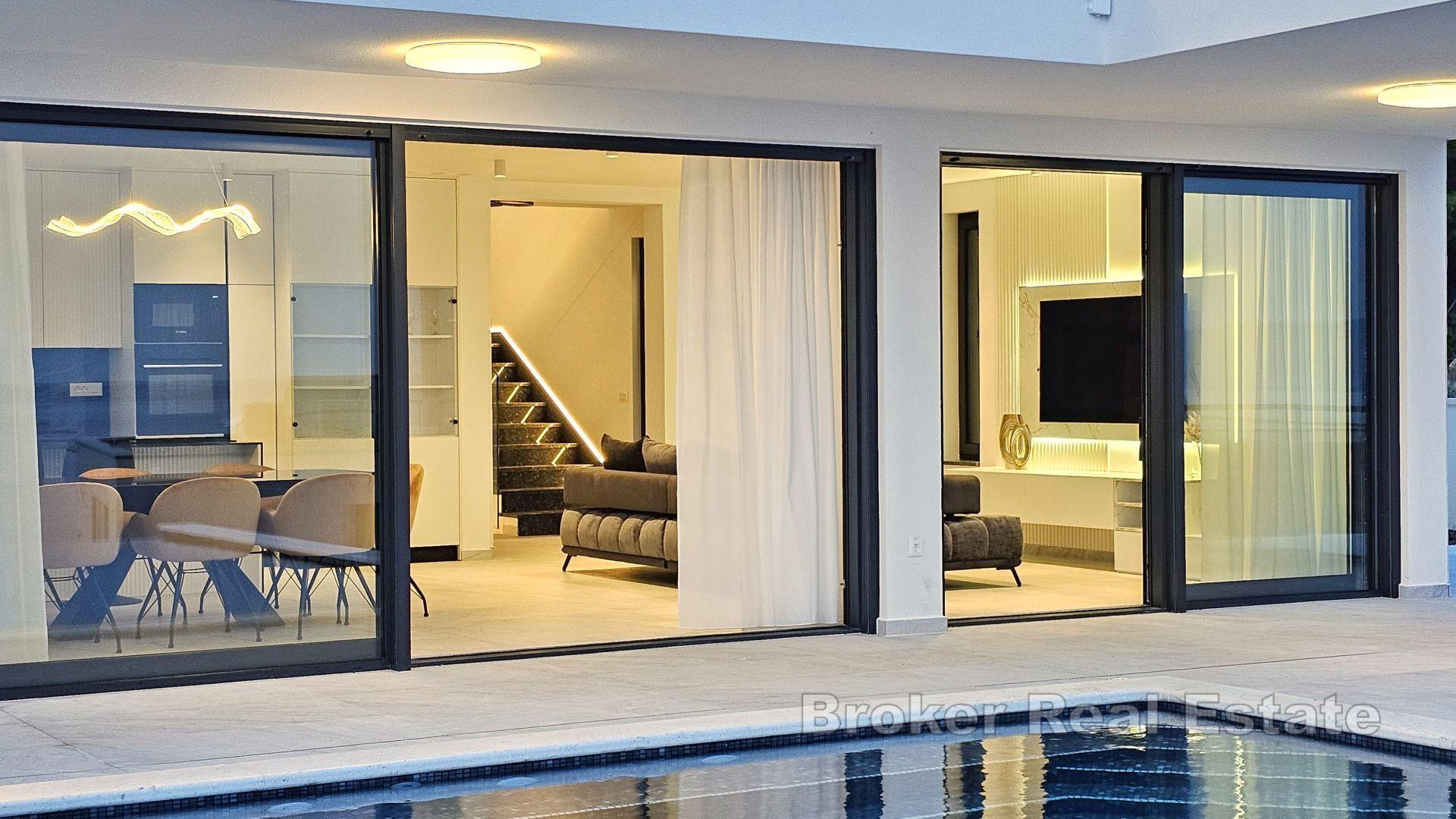 Nově postavená luxusní vila s výhledem na moře