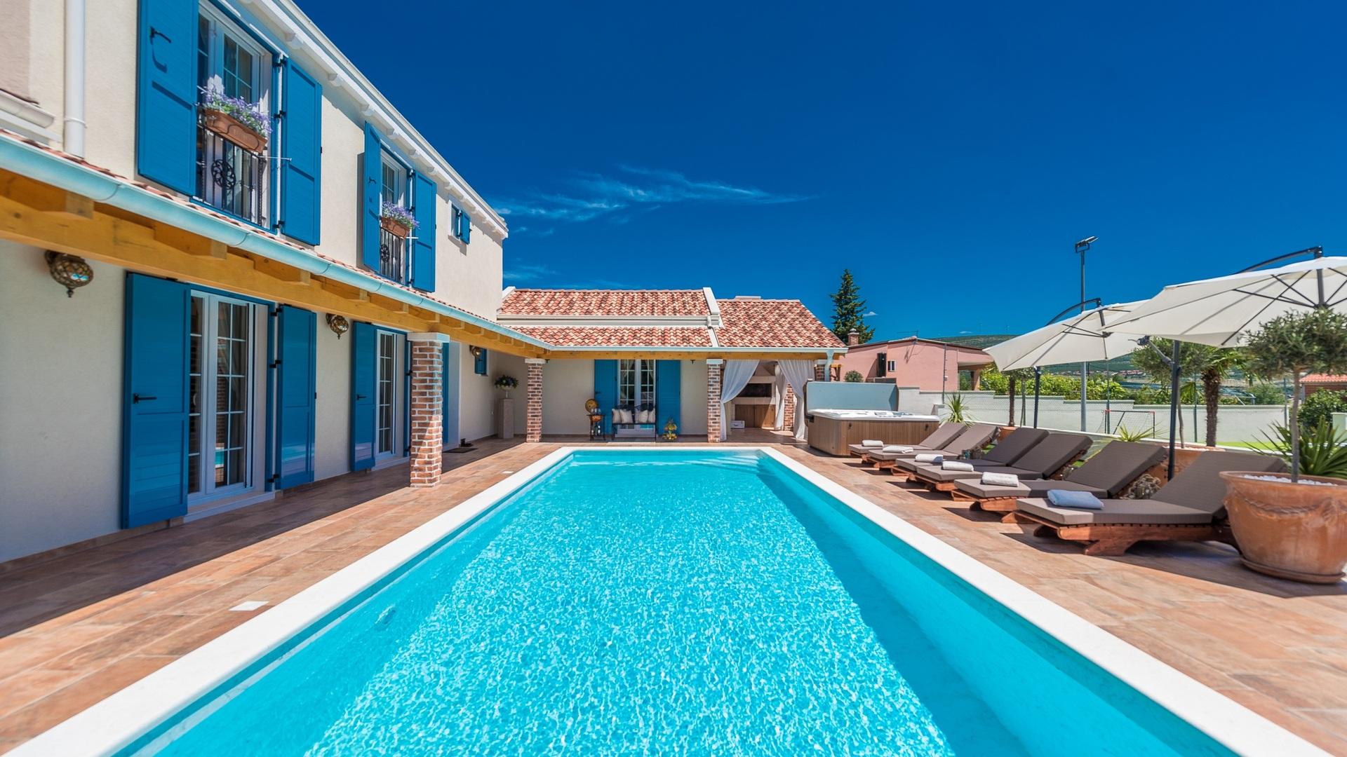 001-2022-443-near-zadar-attractive-villa-with-tennis-court-and-sea-view-for-sale