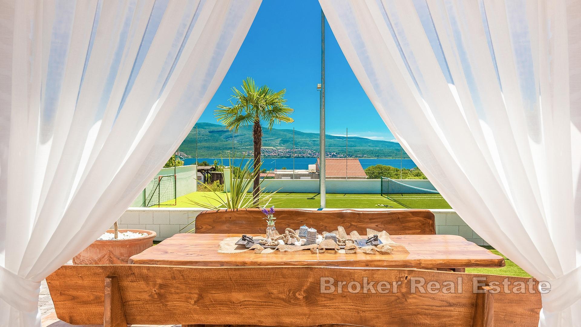 Atraktivna vila s teniskim terenom i pogledom na more