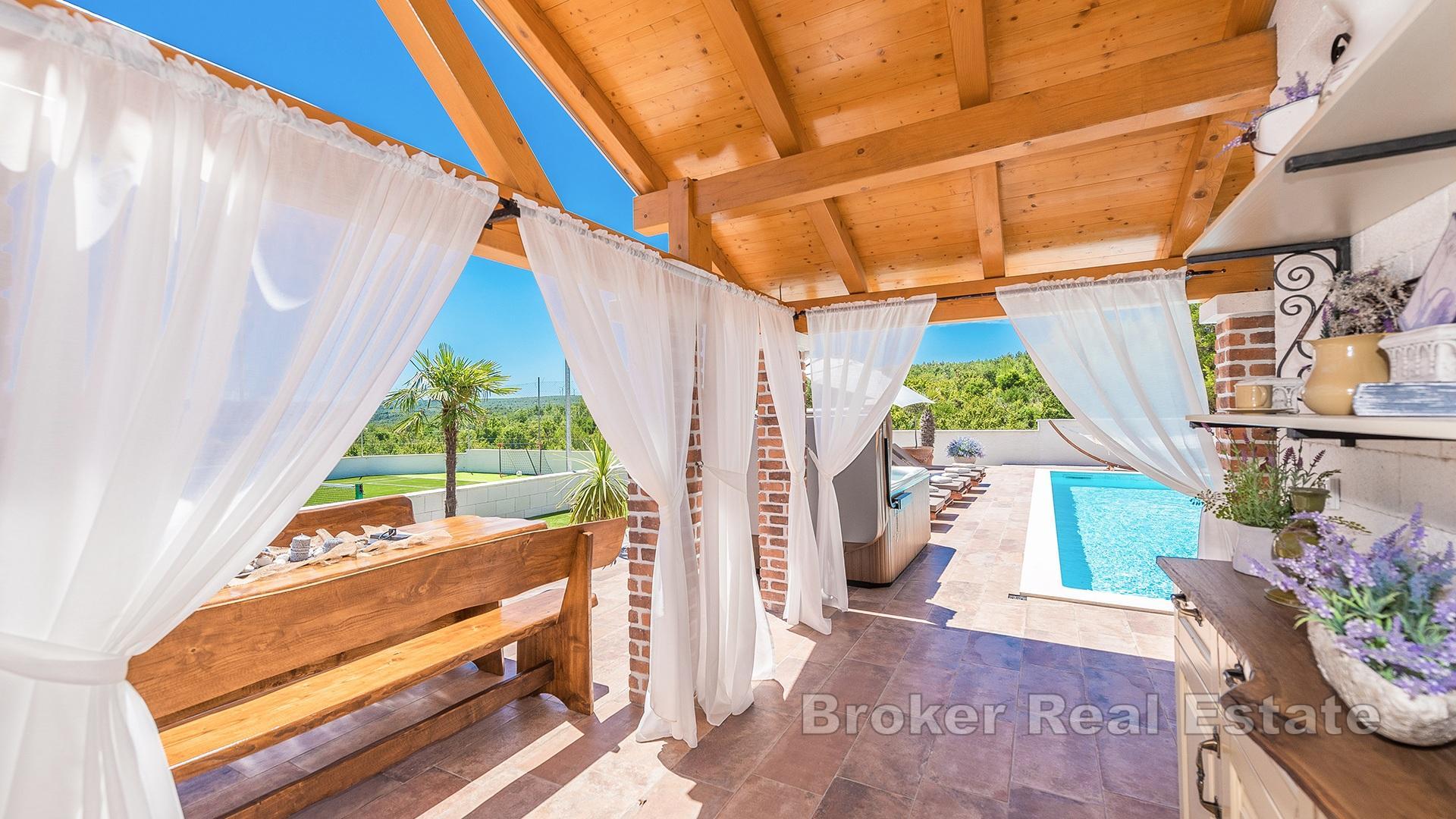 Attraktiv villa med tennisbane og havutsikt