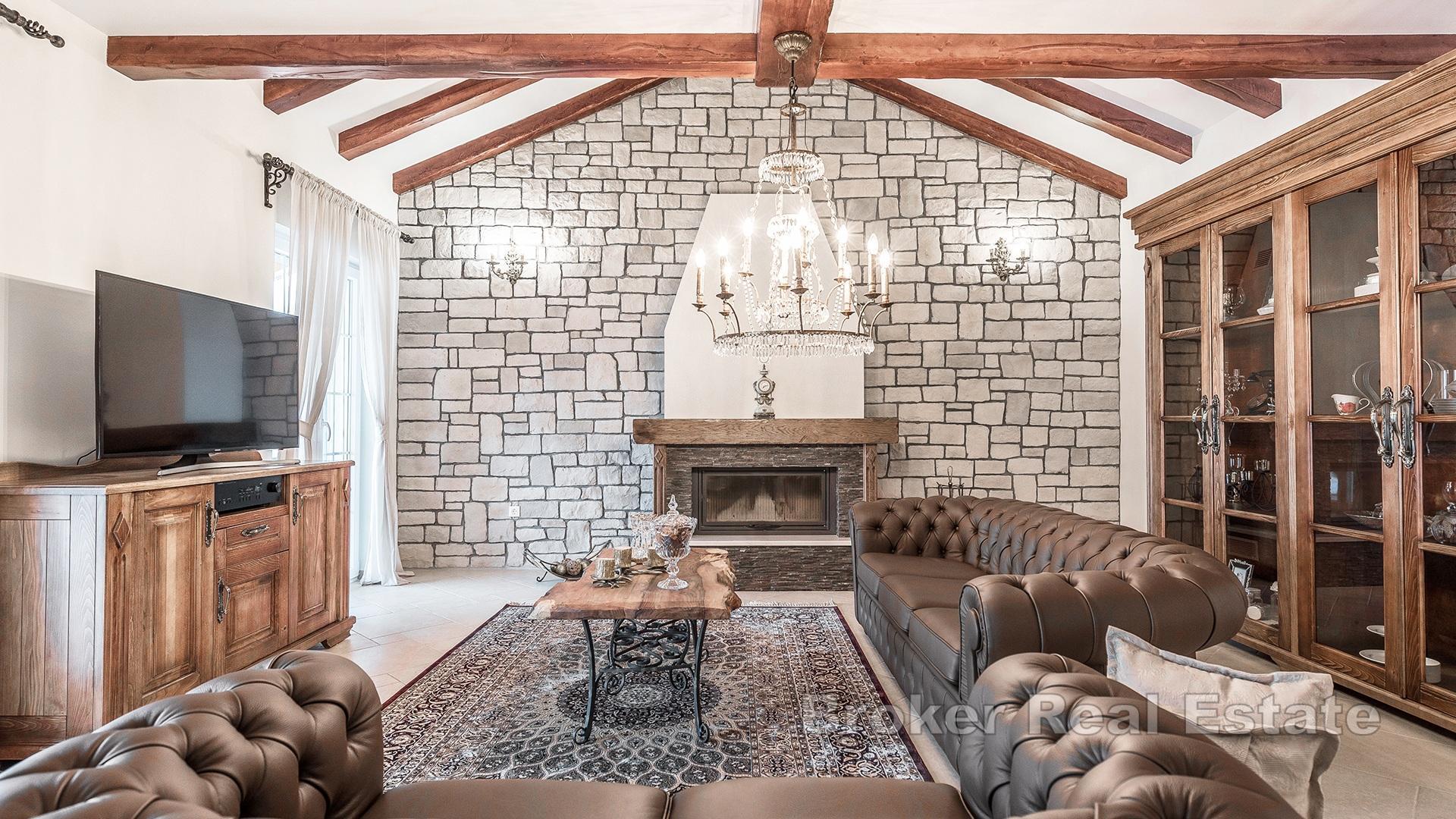 Attraktiv villa med tennisbane og havutsikt