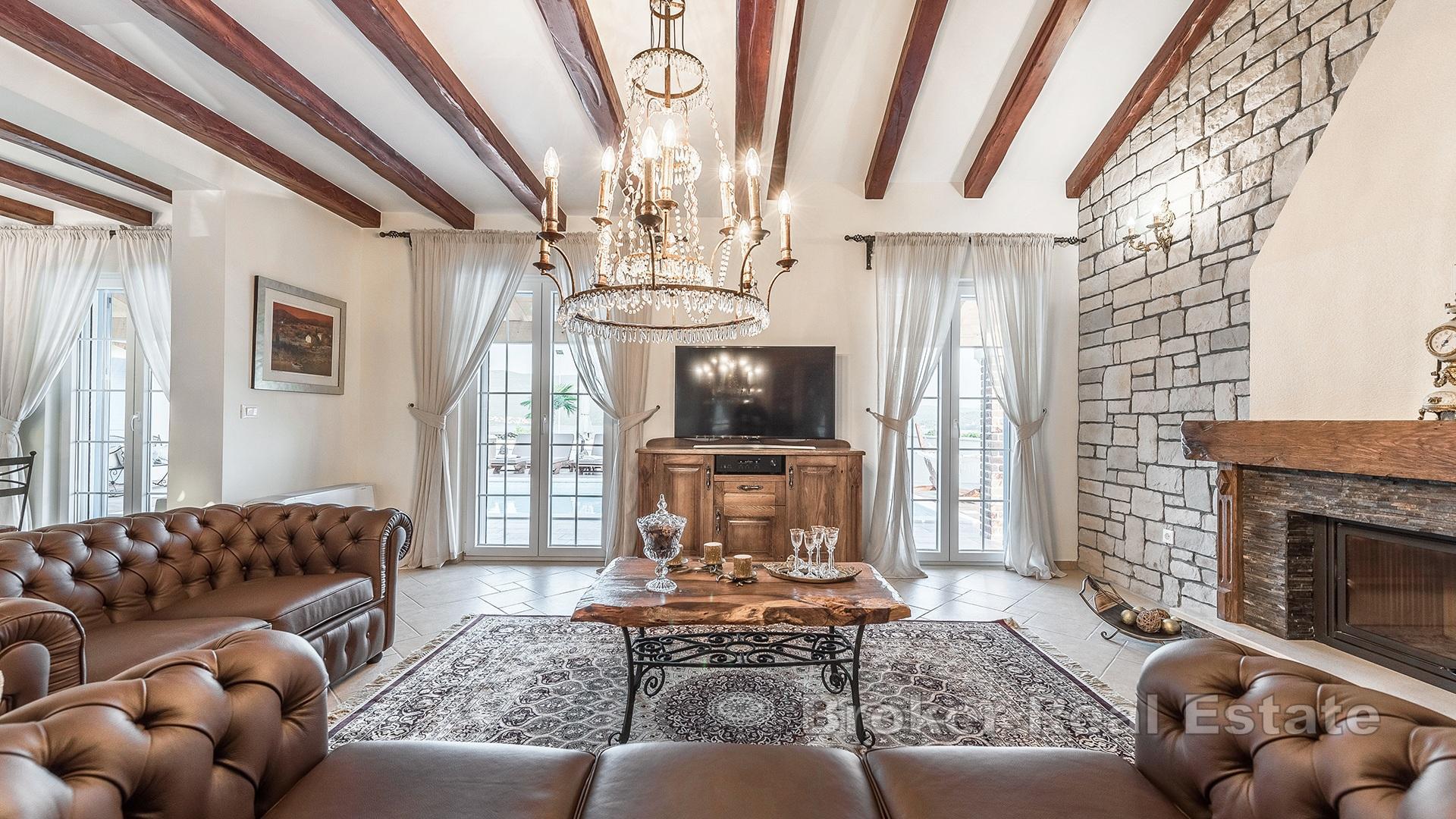 Atraktivna vila s teniskim terenom i pogledom na more