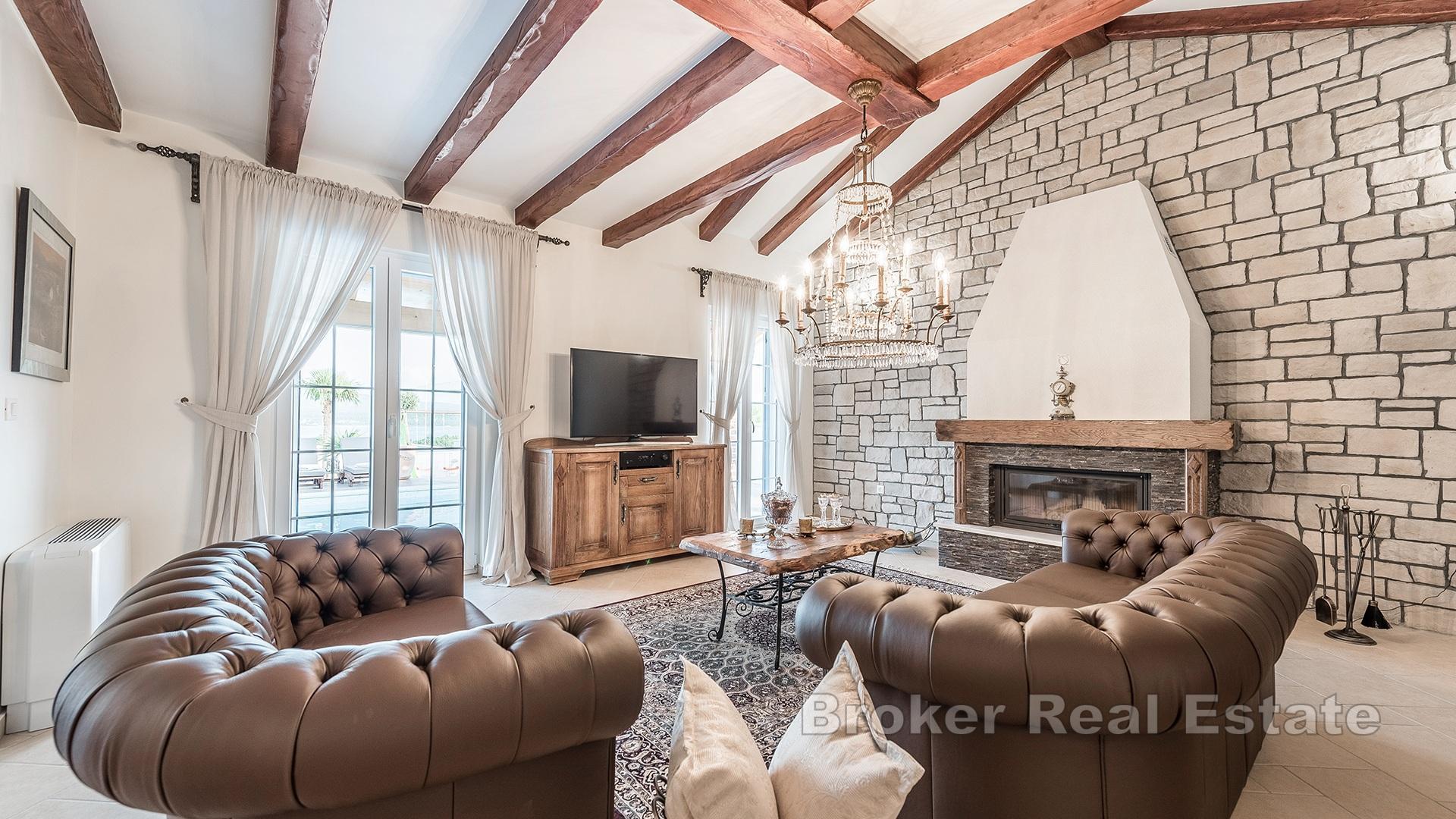 Attraktiv villa med tennisbane og havutsikt