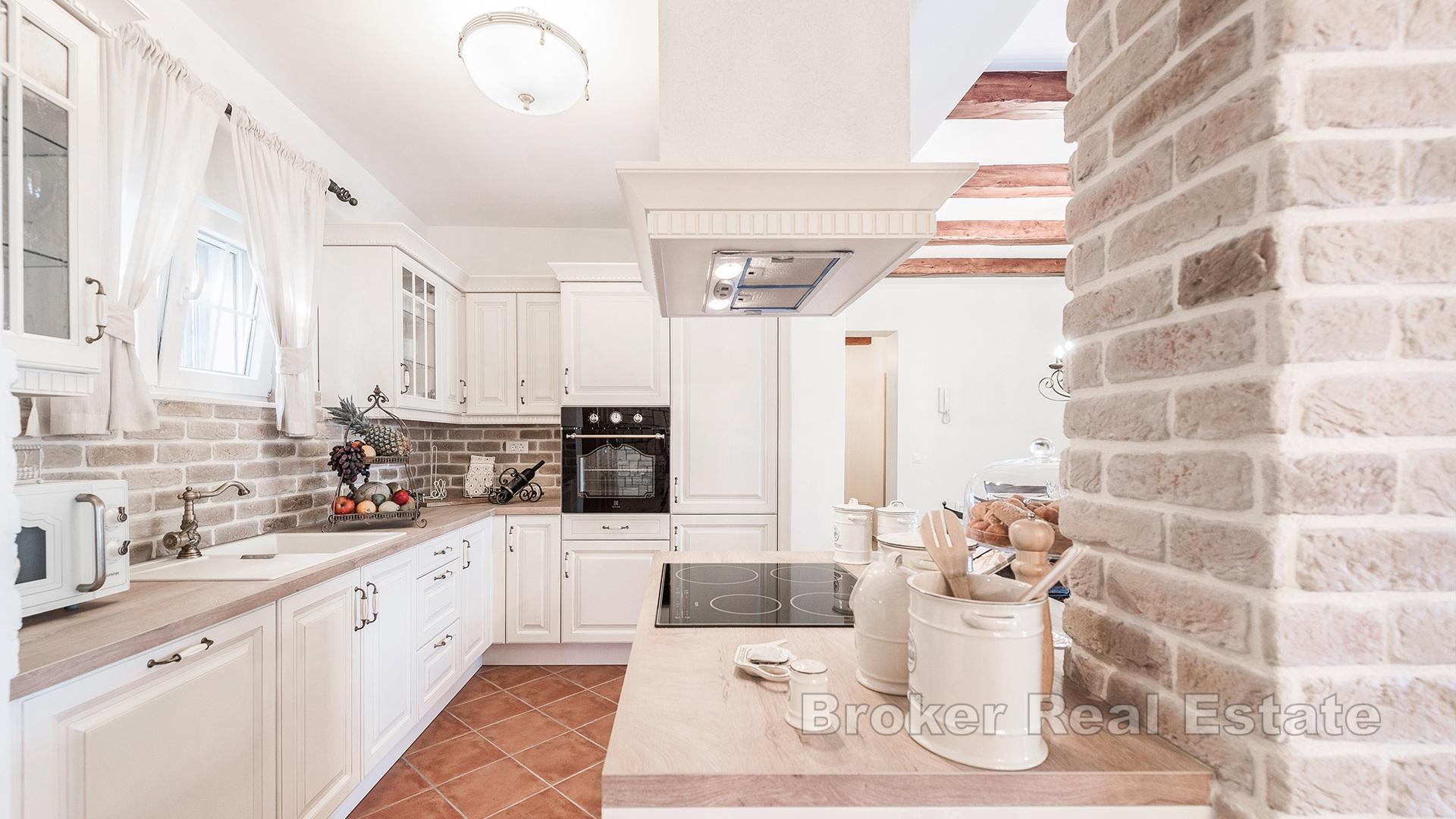 Attraktiv villa med tennisbane og havutsikt