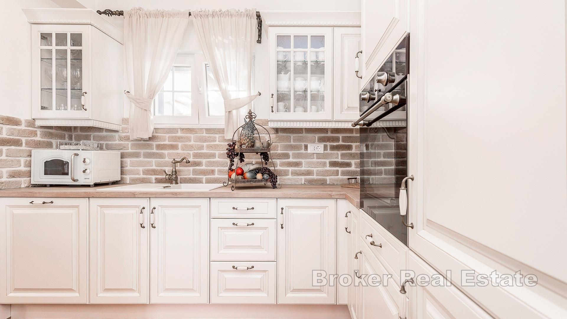 Attraktiv villa med tennisbane og havutsikt