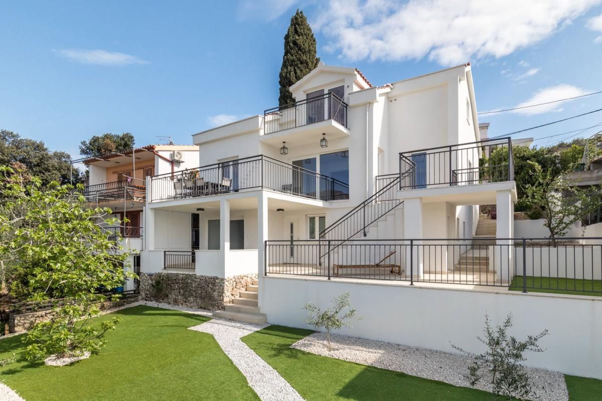 001-2022-445-trogir-apartment-house-first-row-to-the-sea-for-sale