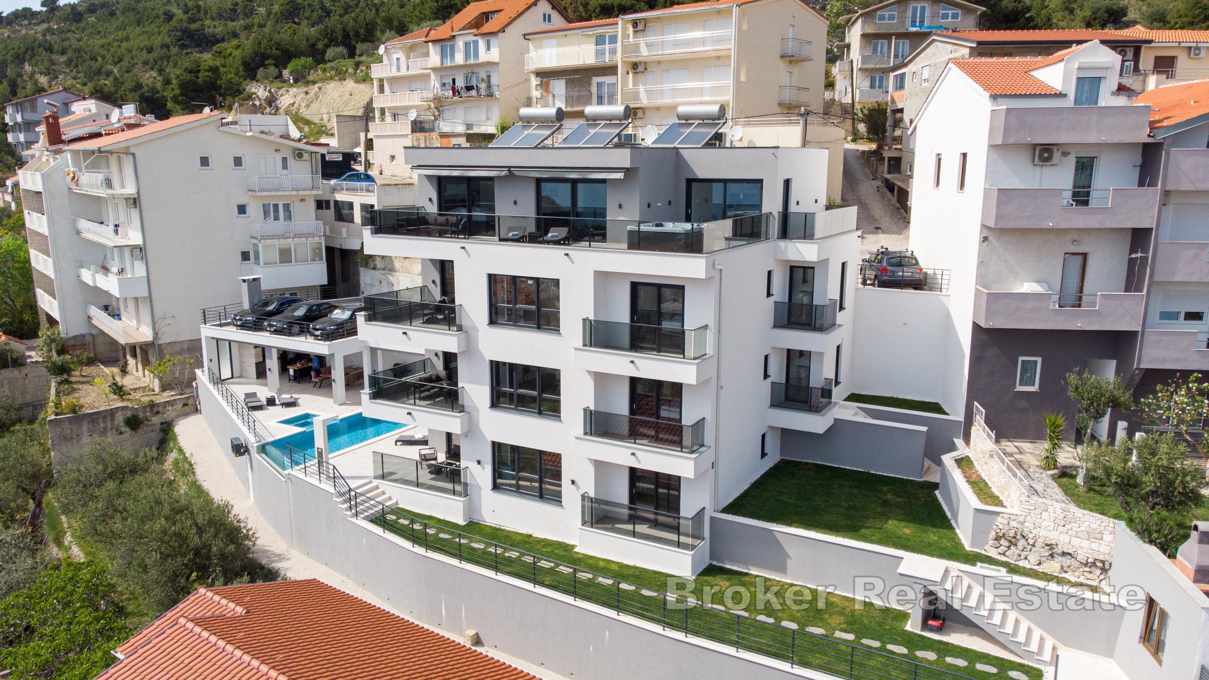 Villa moderne avec piscine et vue mer
