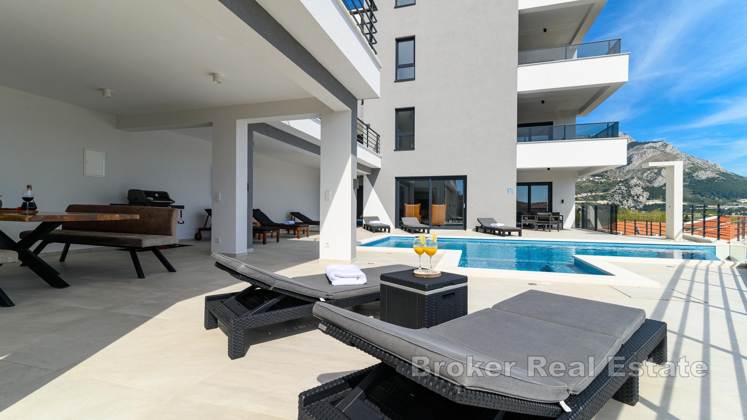 Villa moderna con piscina e vista mare