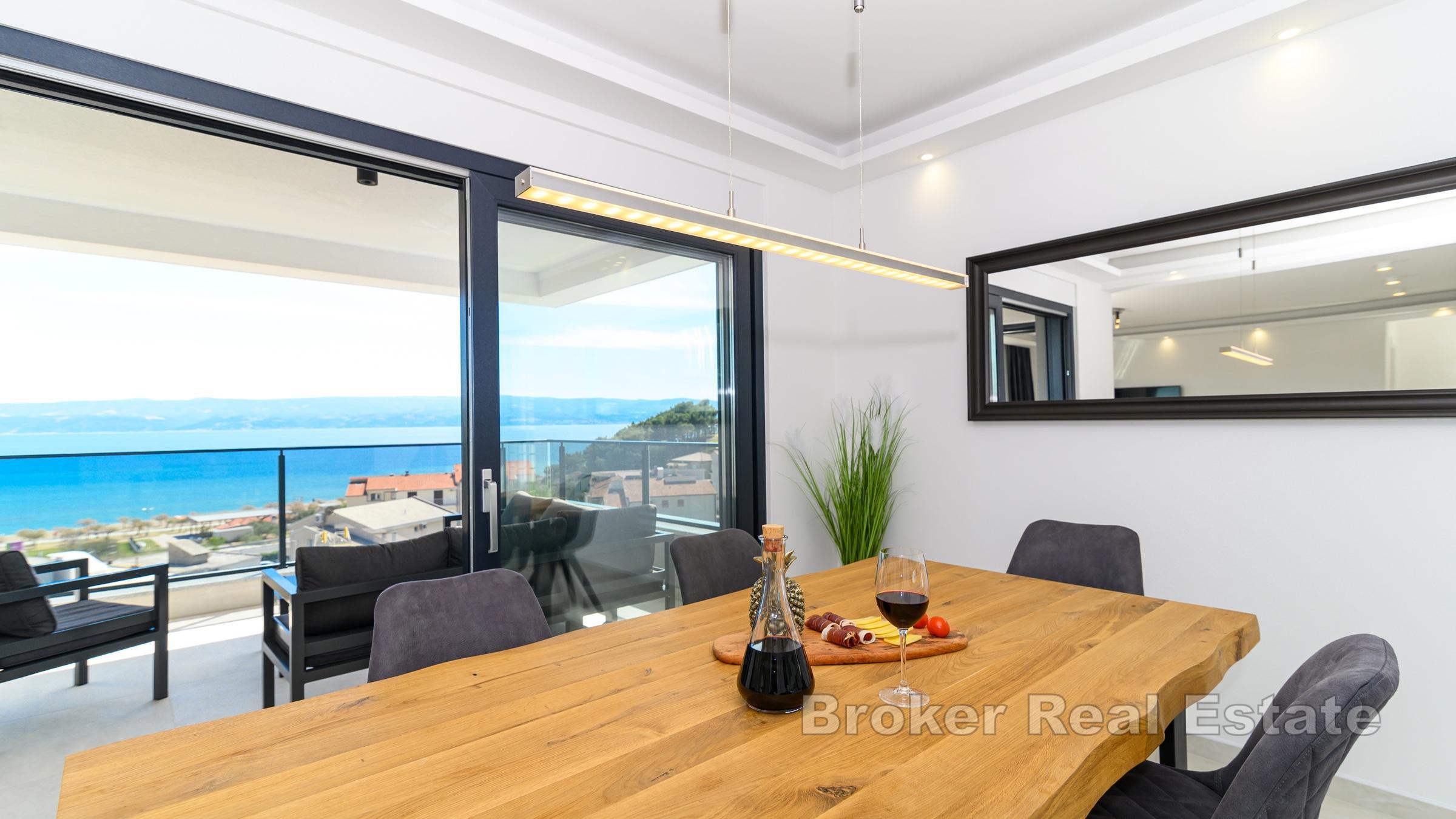 Villa moderna con piscina e vista mare