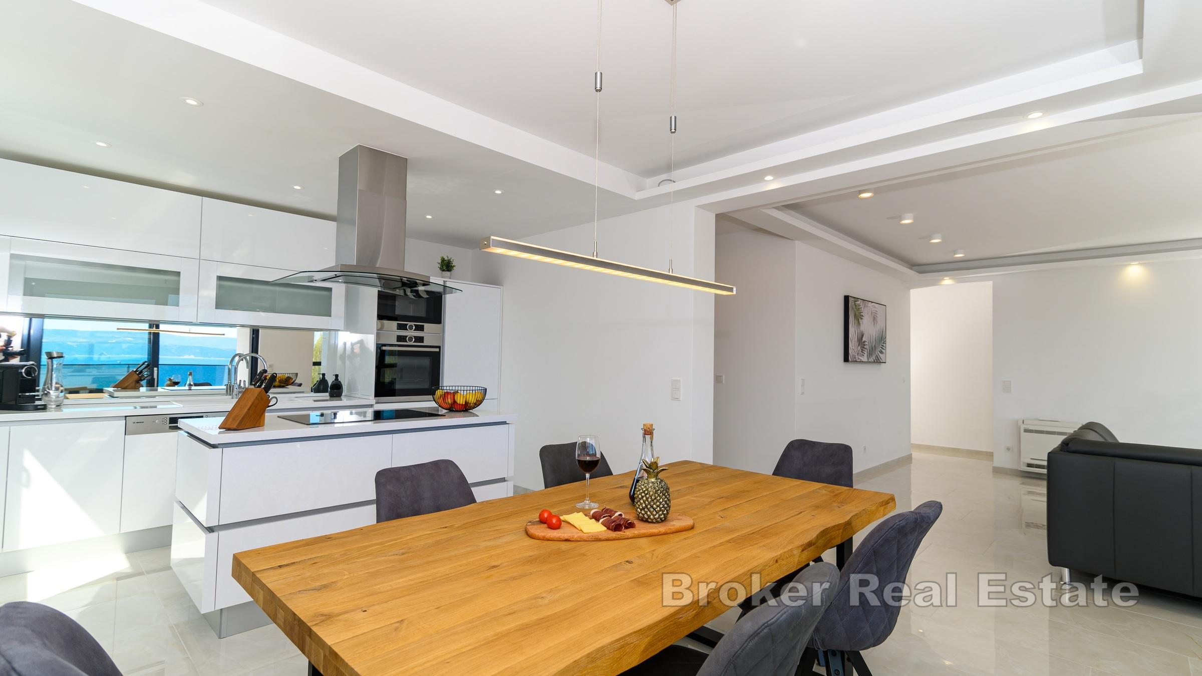 Moderna vila s bazenom i pogledom na more