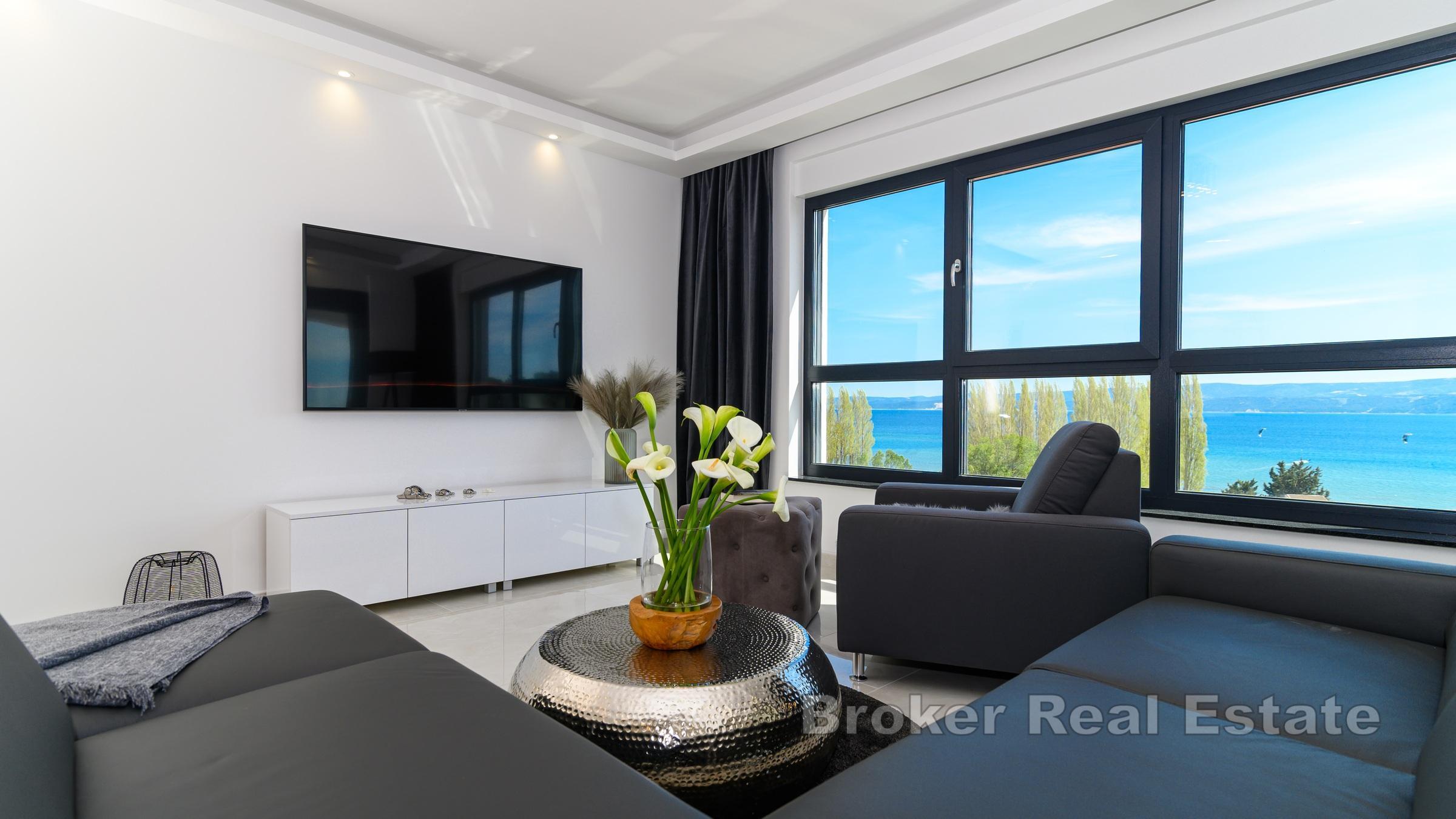 Moderna vila s bazenom i pogledom na more