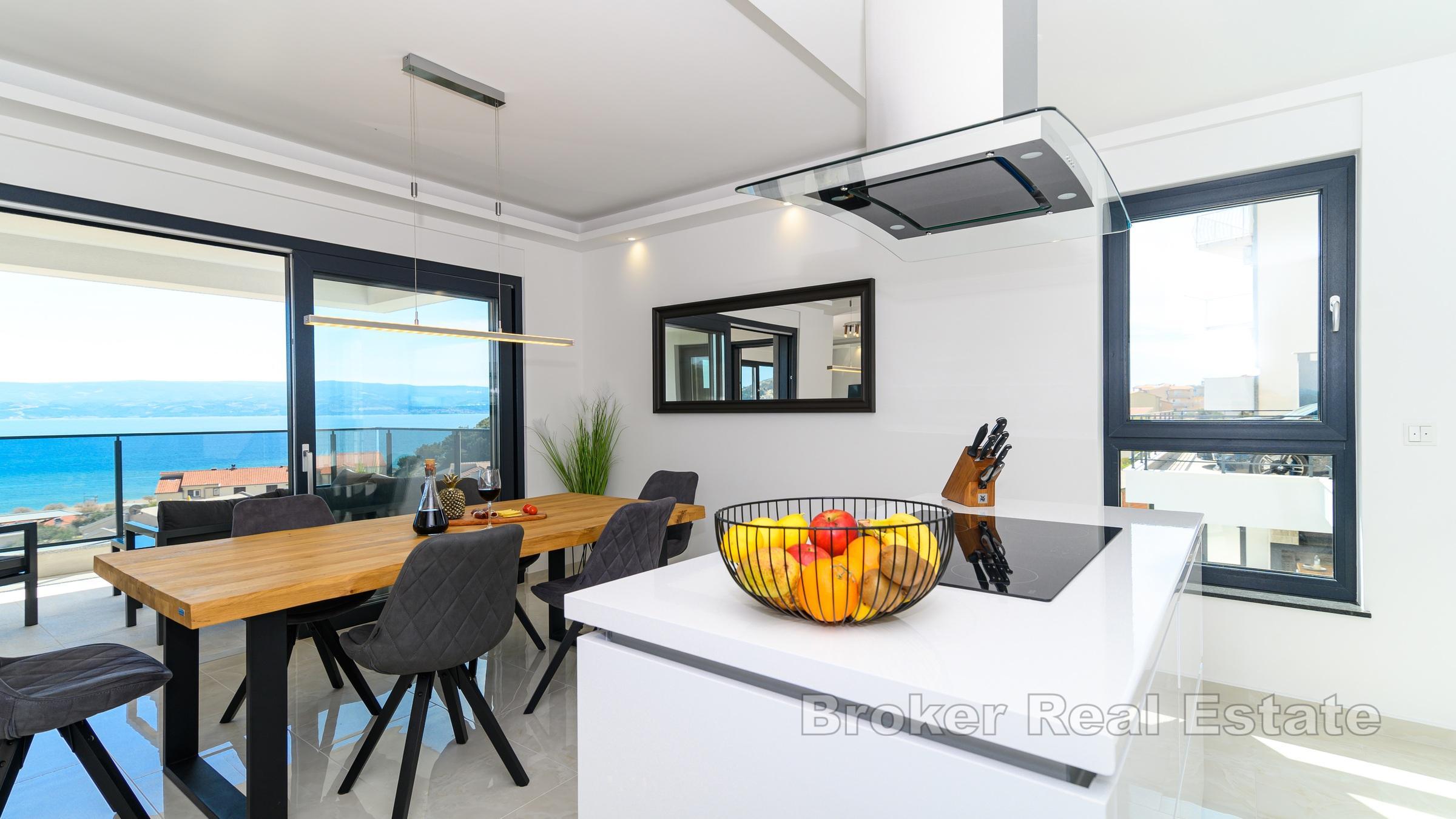 Villa moderna con piscina e vista mare