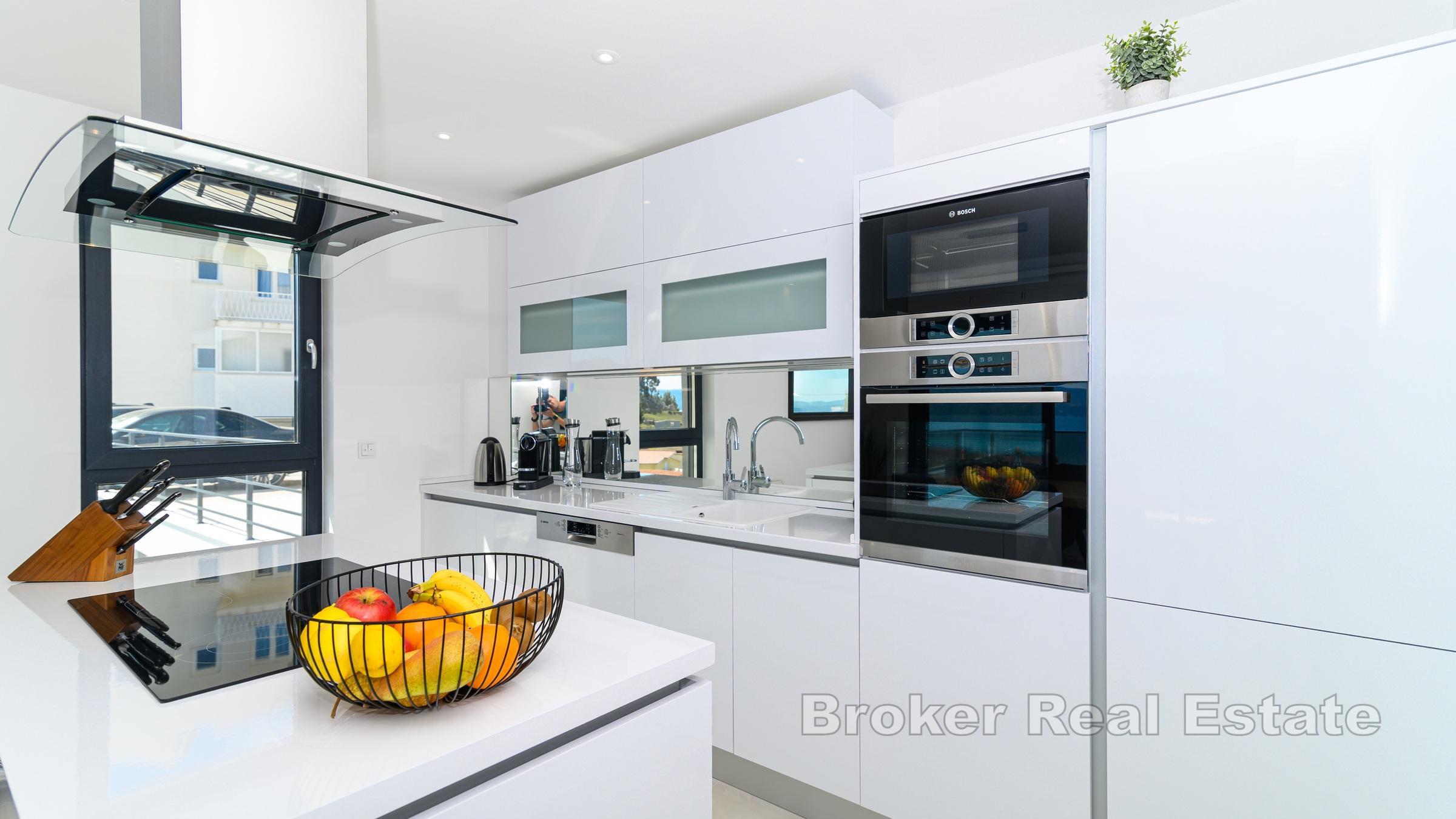 Moderna vila s bazenom i pogledom na more