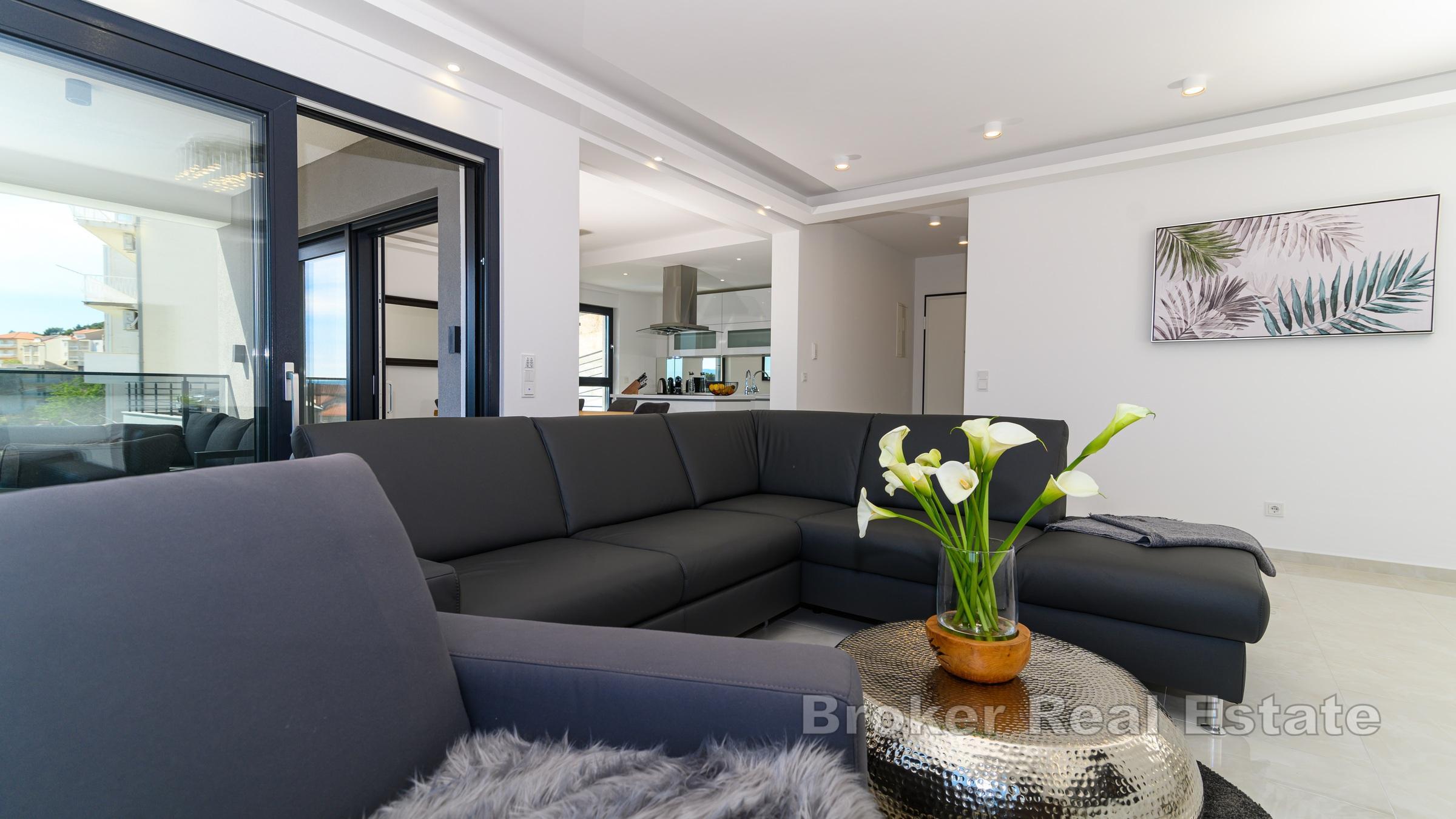 Villa moderna con piscina e vista mare