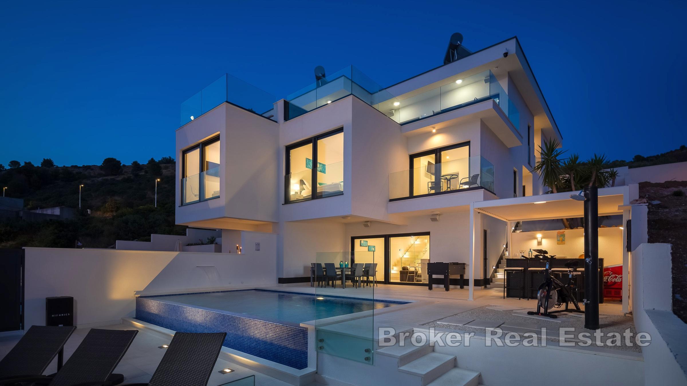 Piękna willa w zabudowie bliźniaczej z basenem i widokiem na morze