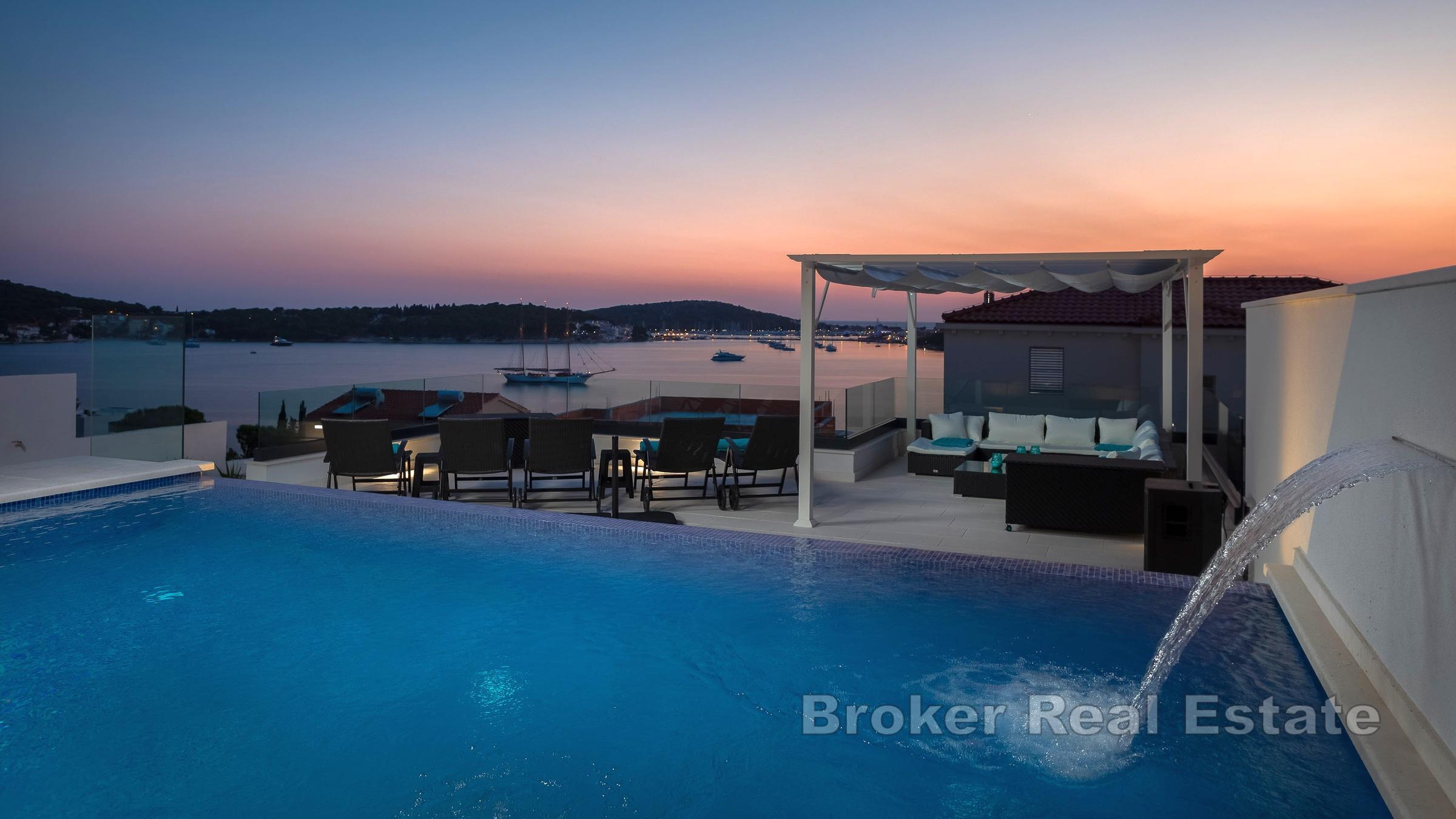 Schöne Doppelhaushälfte mit Pool und Meerblick