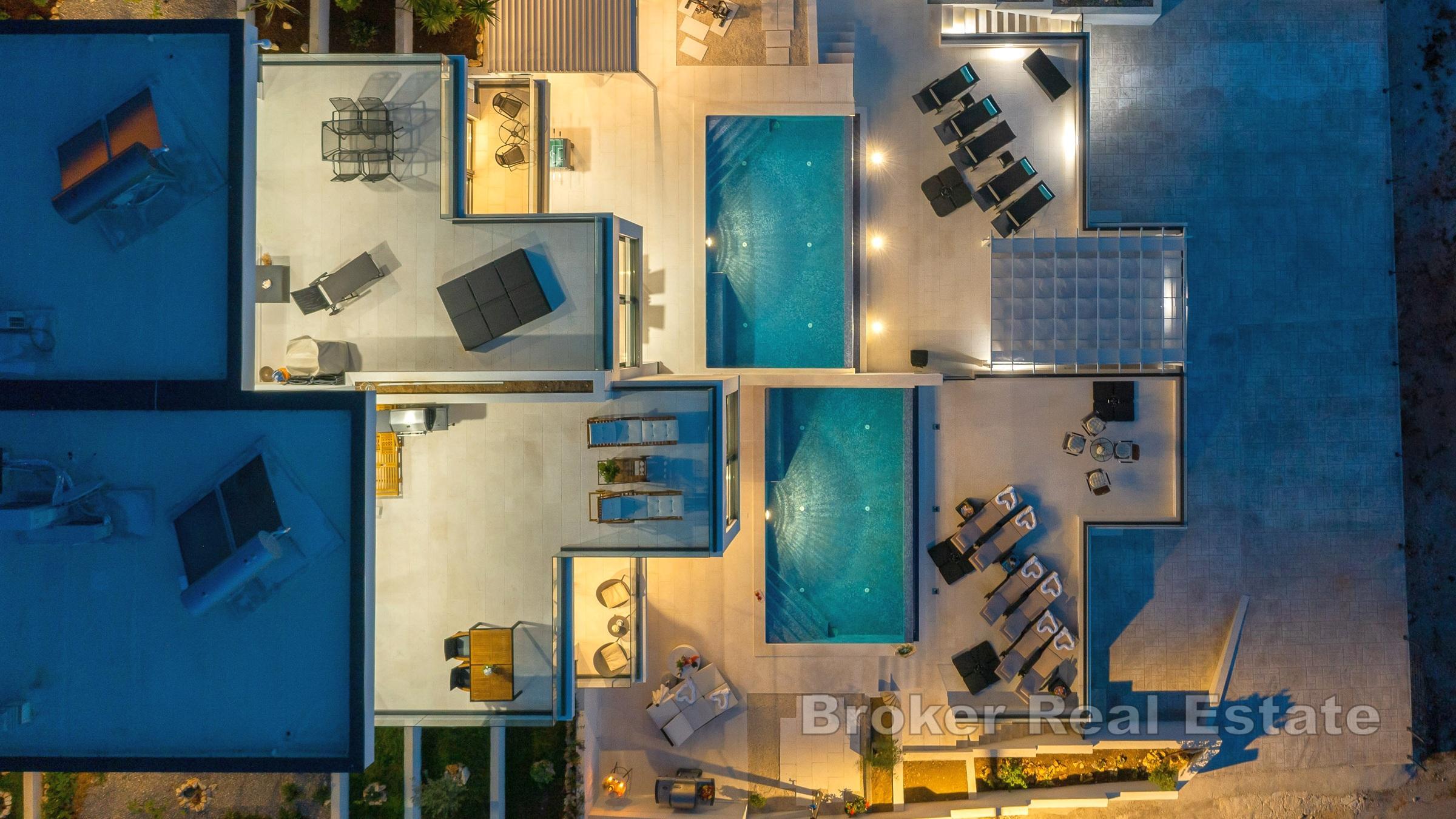 Vacker parhus villa med pool och havsutsikt