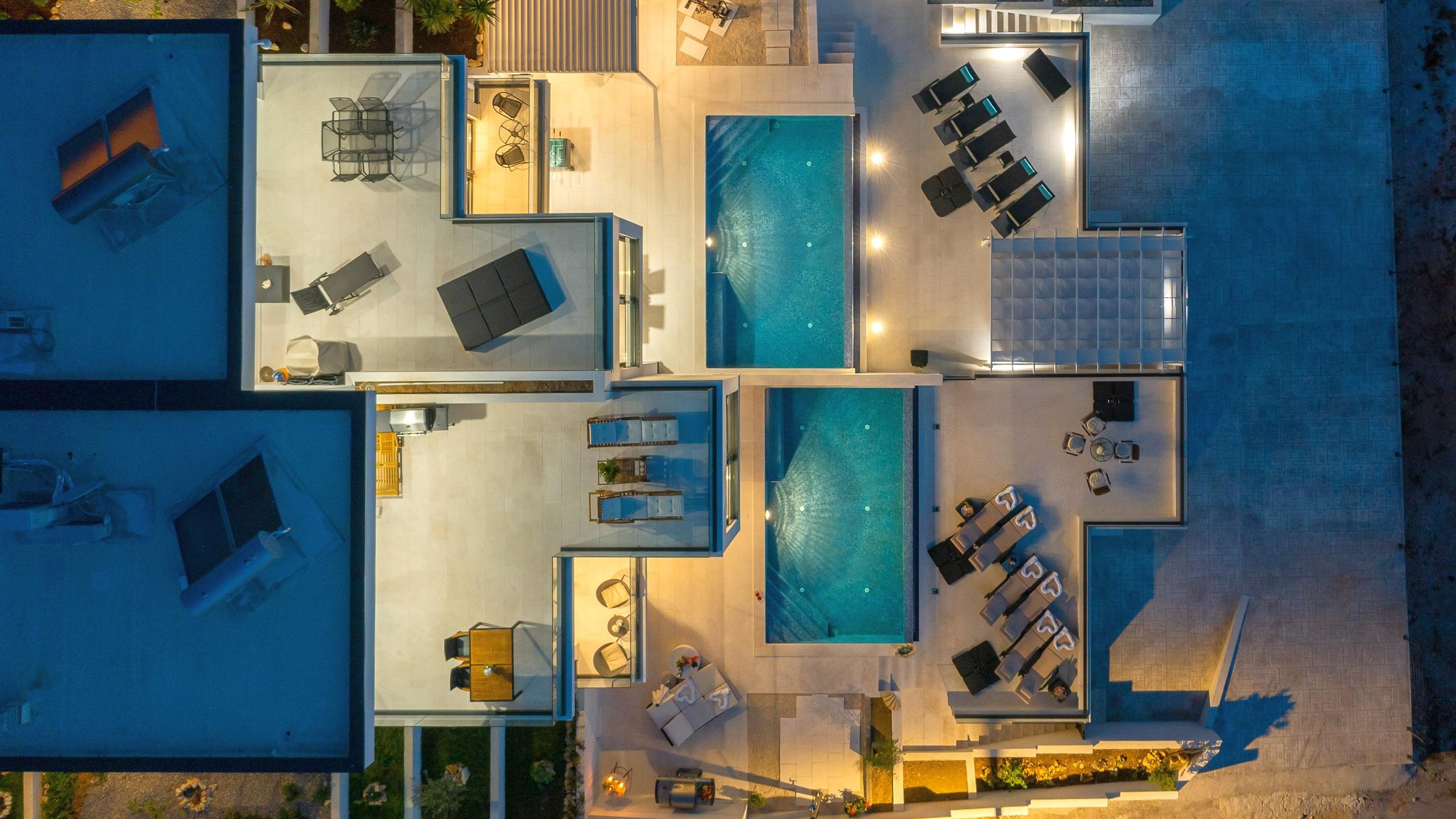 Krásná dvojvila s bazénem a výhledem na moře