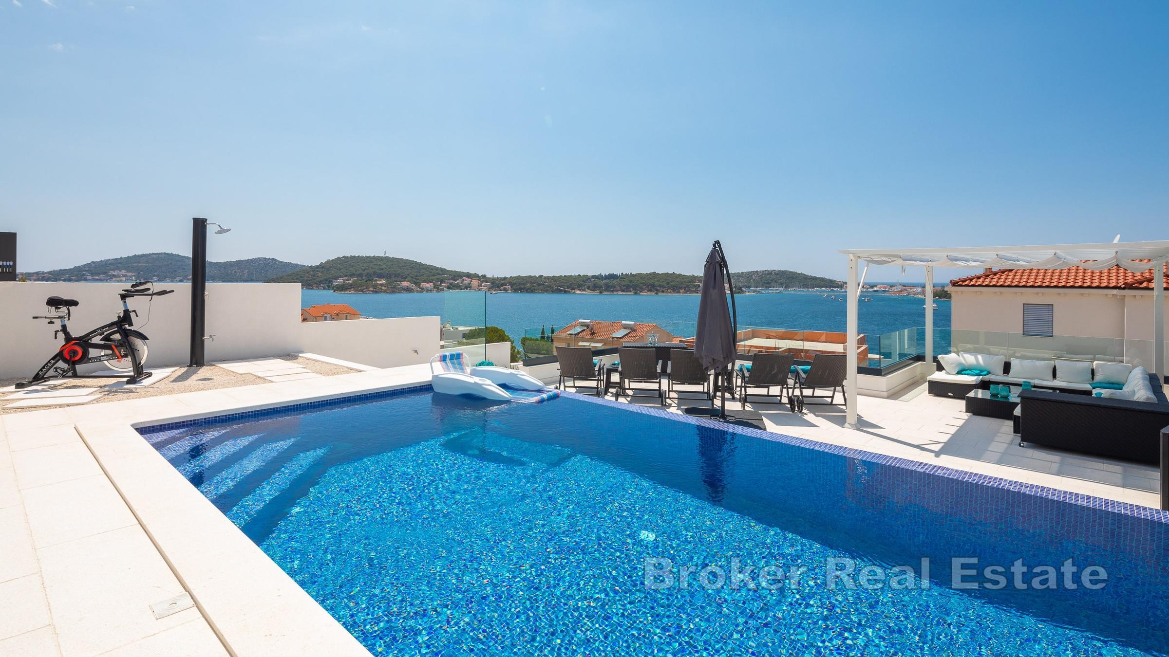 Piękna willa w zabudowie bliźniaczej z basenem i widokiem na morze