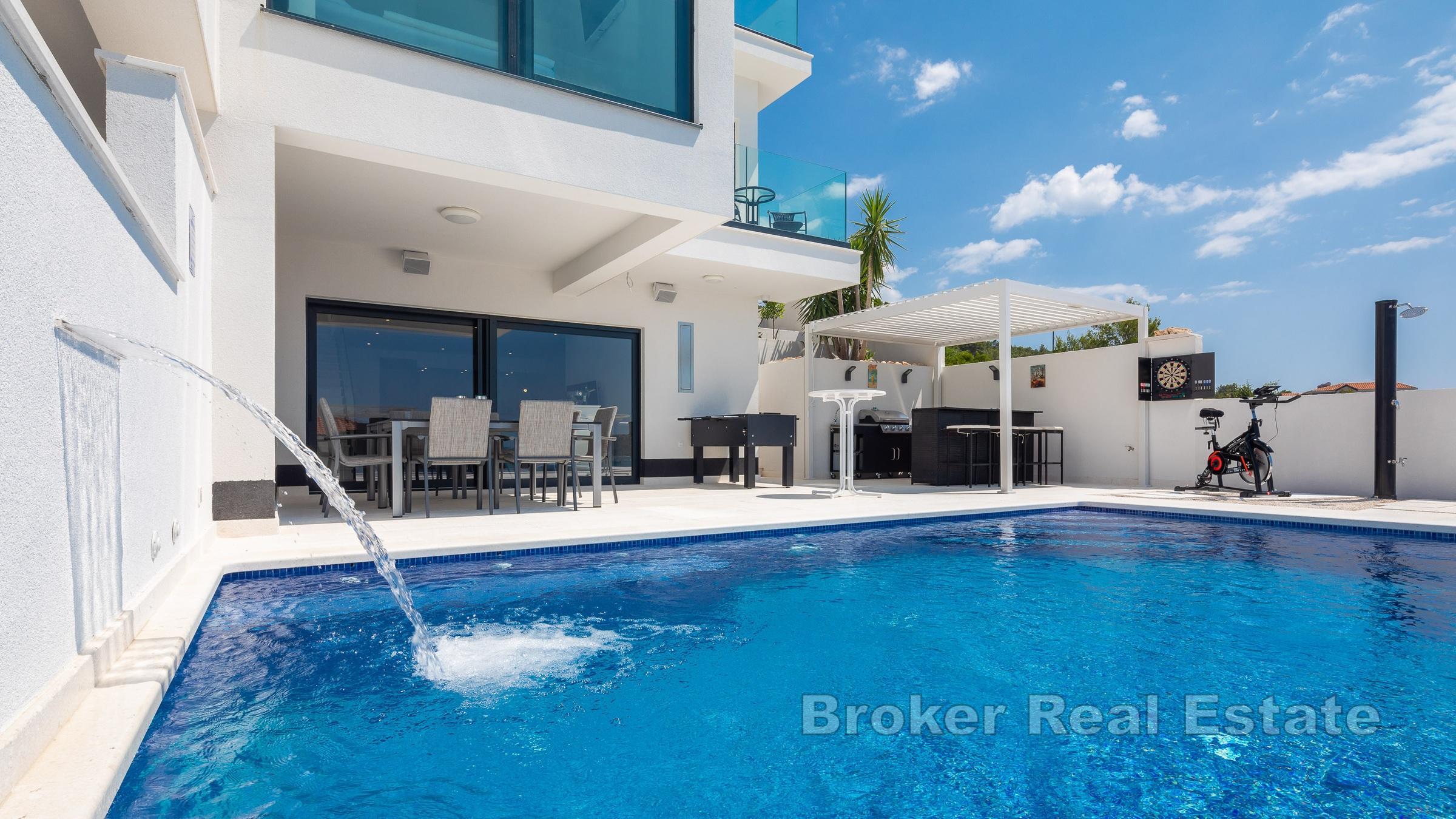 Piękna willa w zabudowie bliźniaczej z basenem i widokiem na morze