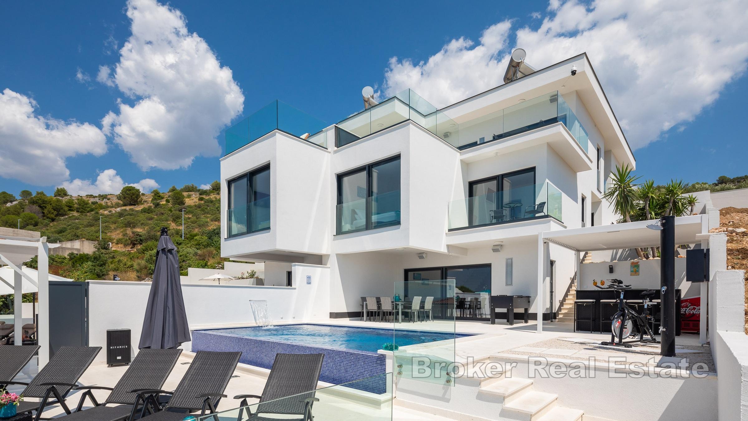 Piękna willa w zabudowie bliźniaczej z basenem i widokiem na morze