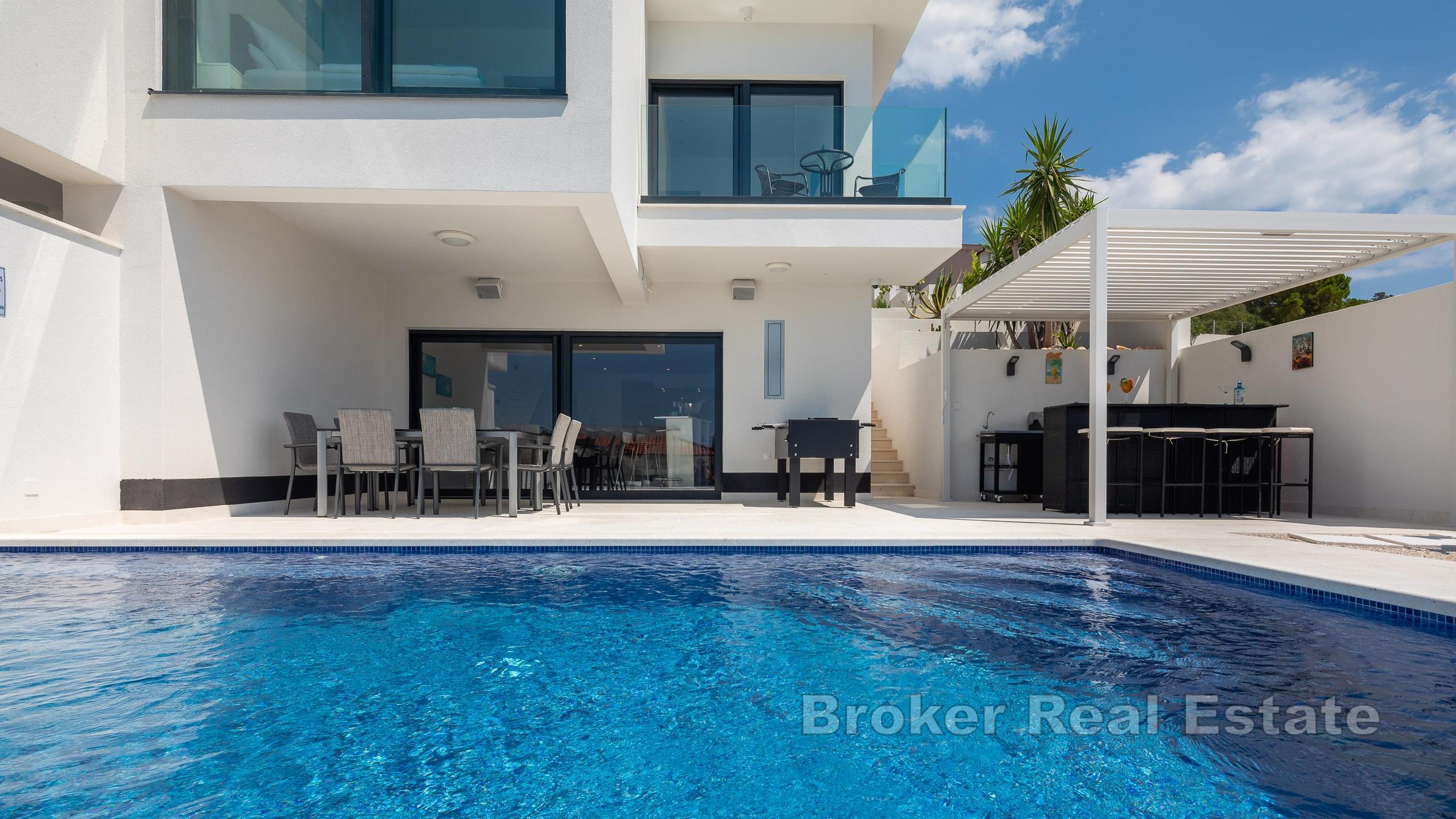 Schöne Doppelhaushälfte mit Pool und Meerblick