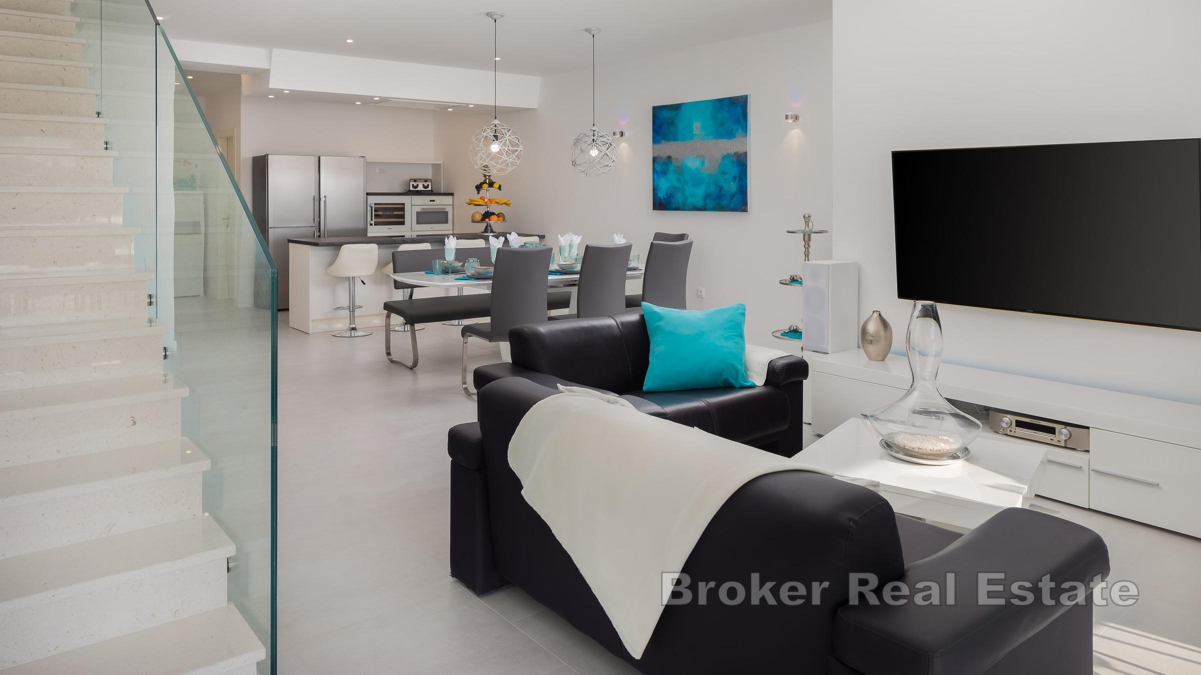 Belle villa jumelée avec piscine et vue mer