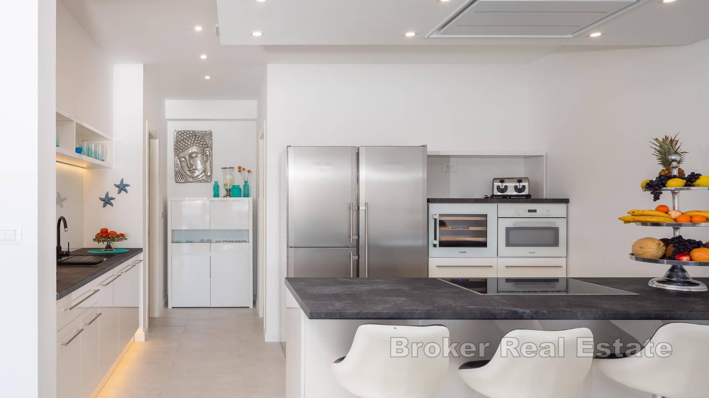 Belle villa jumelée avec piscine et vue mer