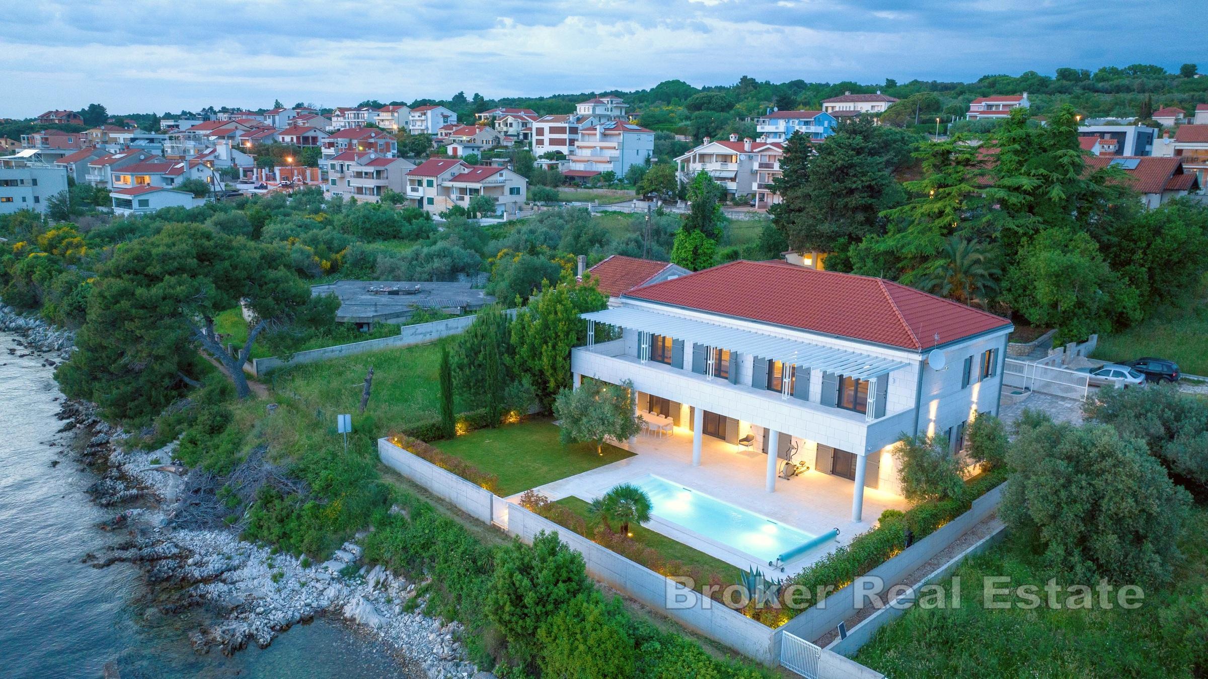 Krásná kamenná vila s bazénem v první řadě u moře